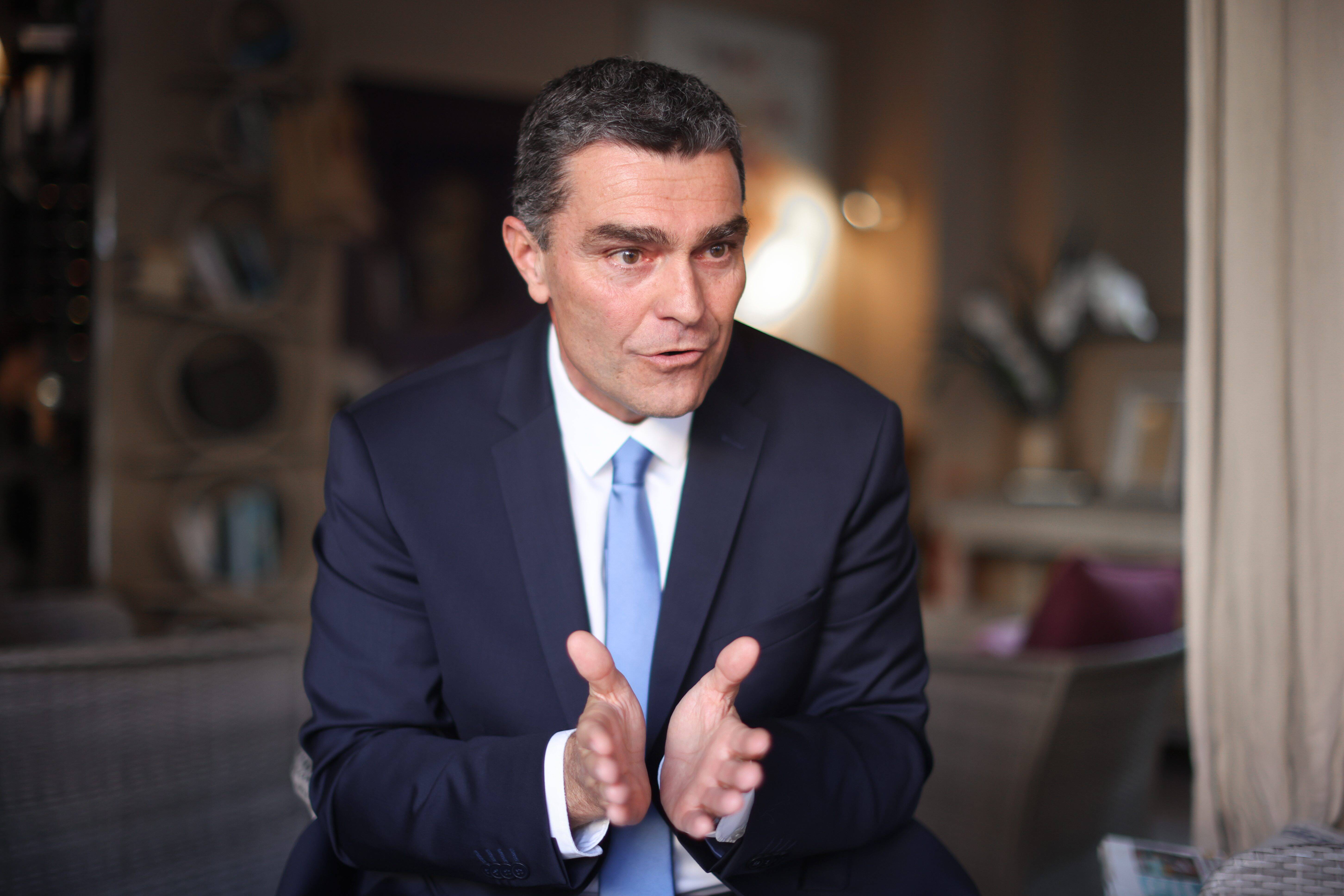 "Plus d'hélicoptères et moins de taxes", ce que contient le rapport parlementaire de ce député des Alpes-Maritimes pour lutter contre les feux de forêt