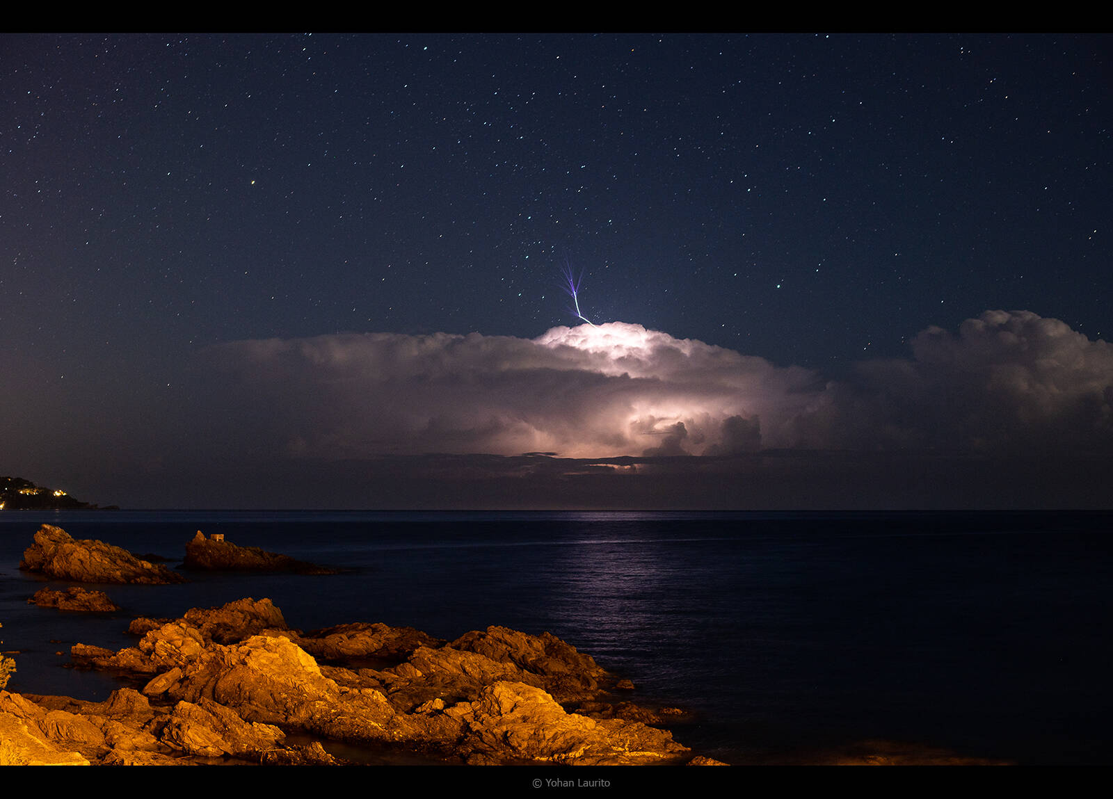 "Jet bleu" observé sur la Côte d'Azur: l'éclair rarissime capturé au Lavandou, un cliché exceptionnel