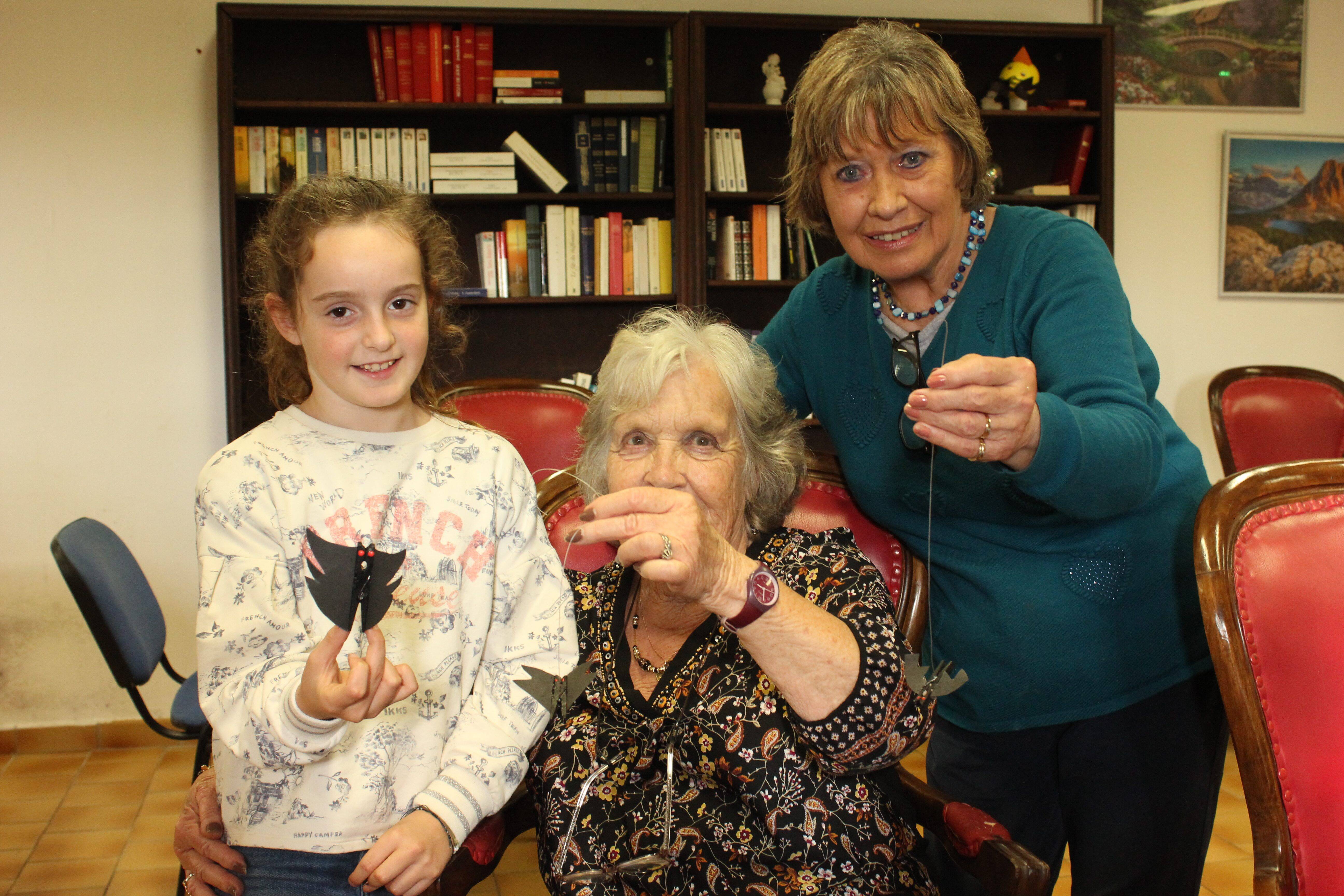 "Ils sont aux petits soins pour nous et vice versa": à Saint-Paul-de-Vence, jeunes et ainés se retrouvent pour des ateliers créatifs