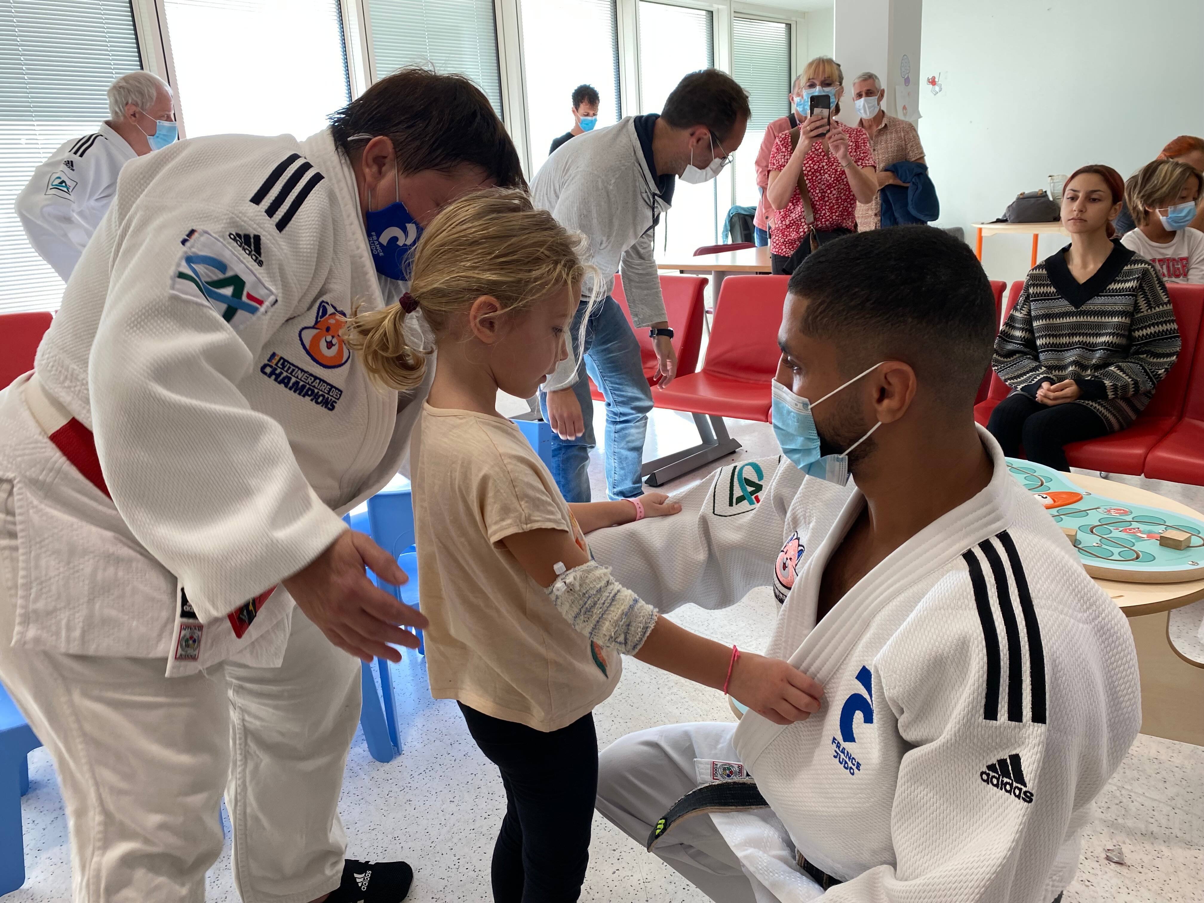 A l'hôpital Sainte-Musse, des champions de judo au chevet des enfants malades