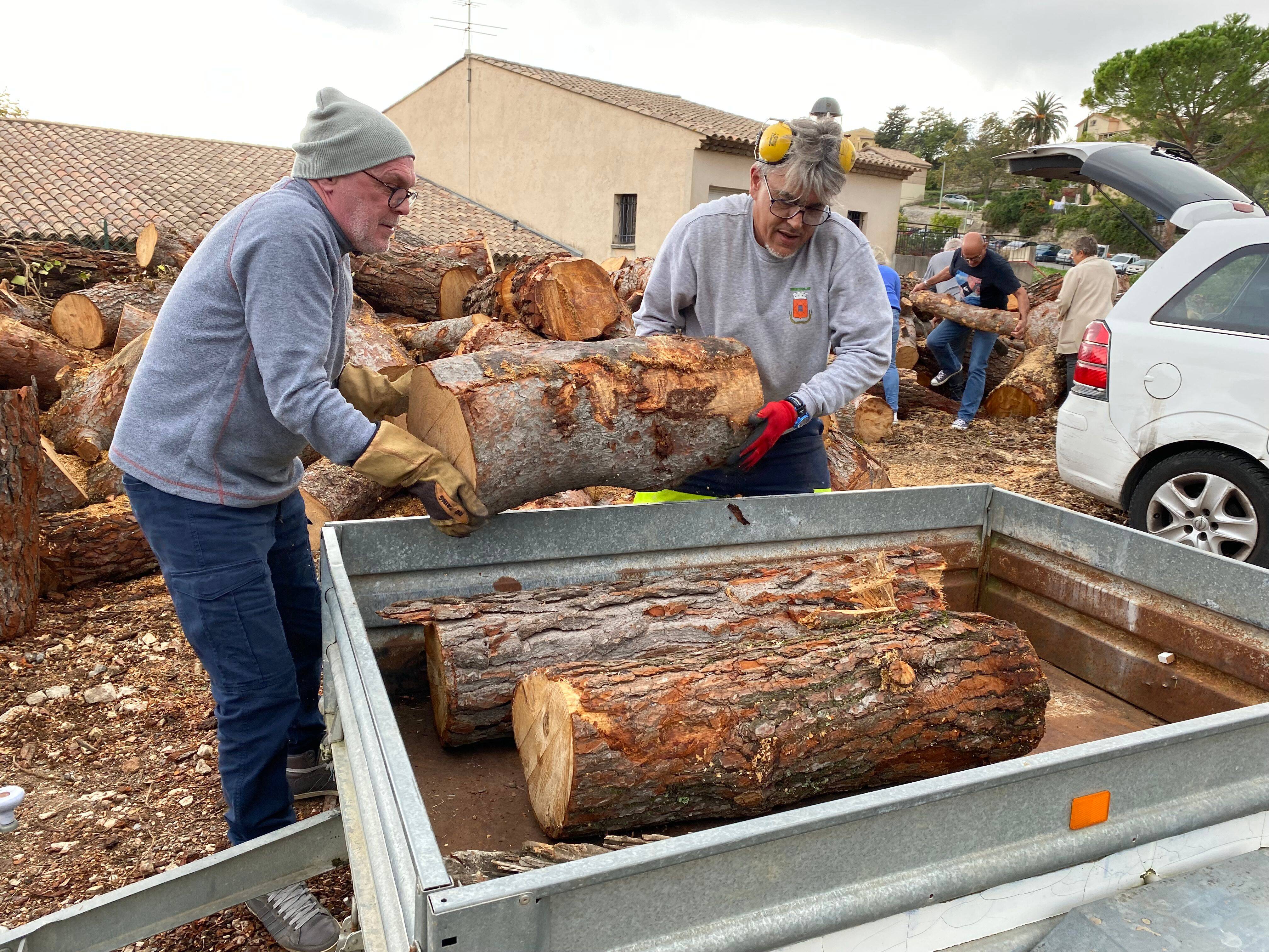 Cette commune de la Côte d'Azur coupe des arbres dangereux et offre le bois aux habitants