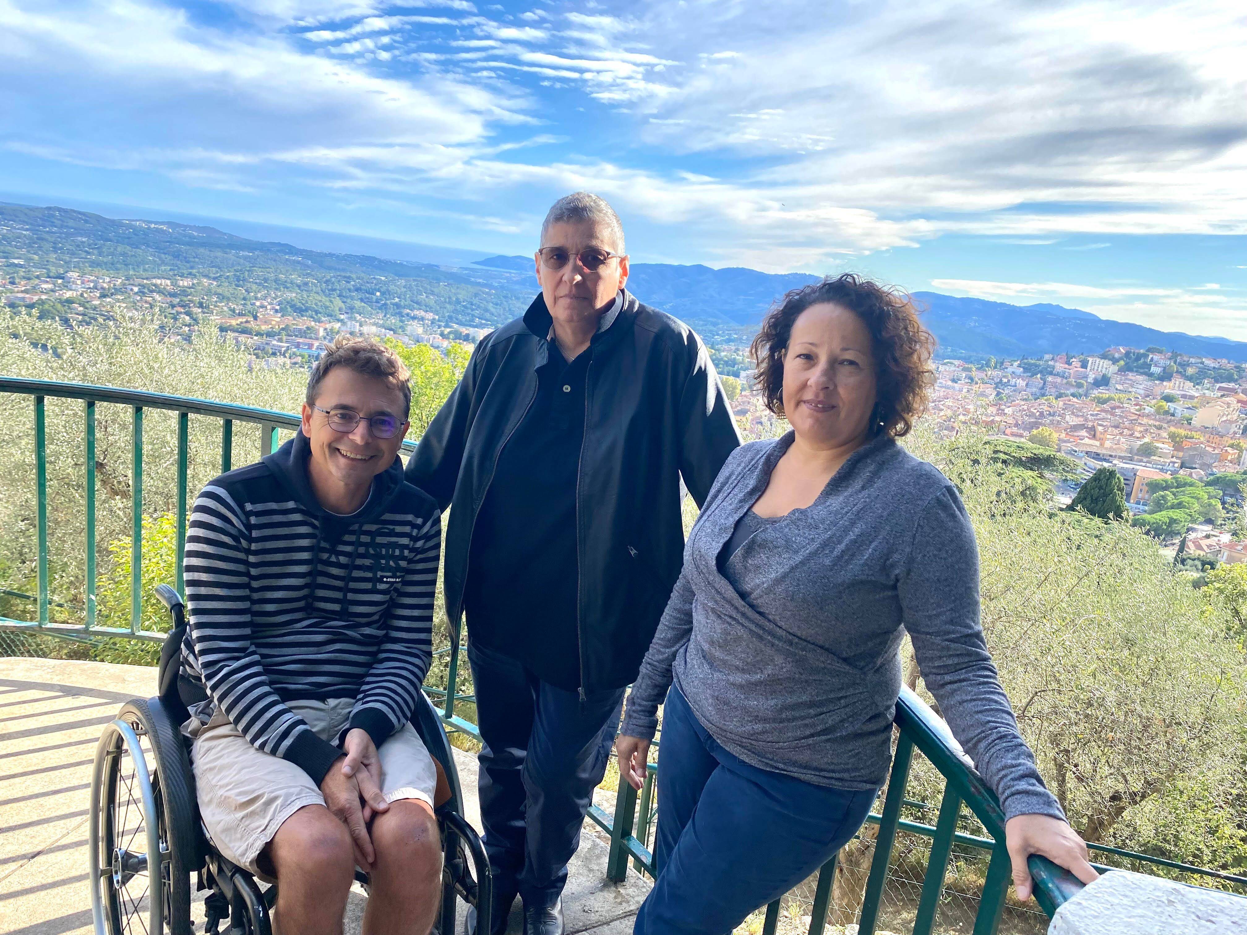 "Cet établissement n'est pas accessible, il y a des marches partout": Grassois à mobilité réduite, ils peinent à se déplacer