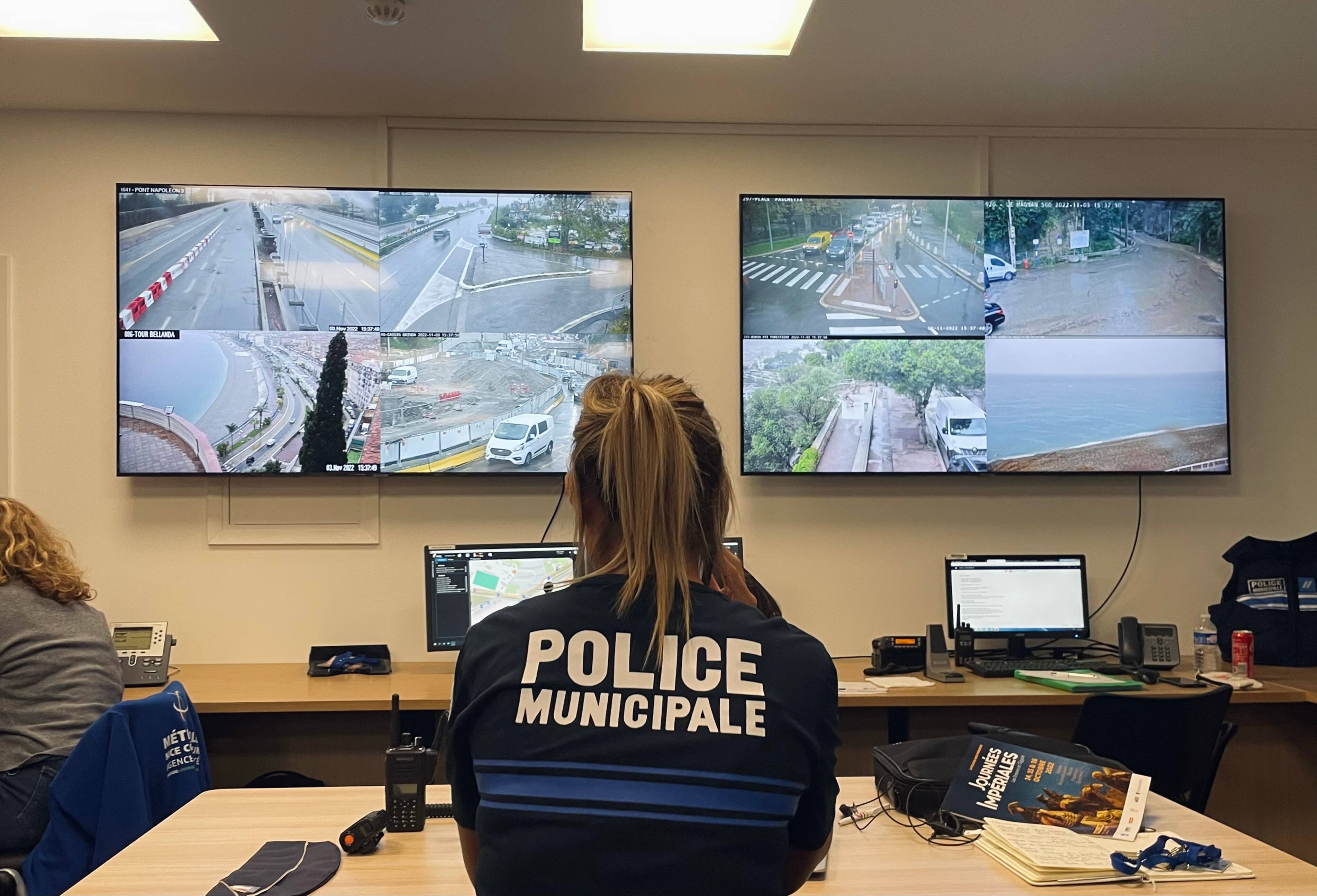 "On n'est pas inquiet, ça ne veut pas dire qu'il ne va rien se passer": l'alerte météo vue du PC de crise à Nice