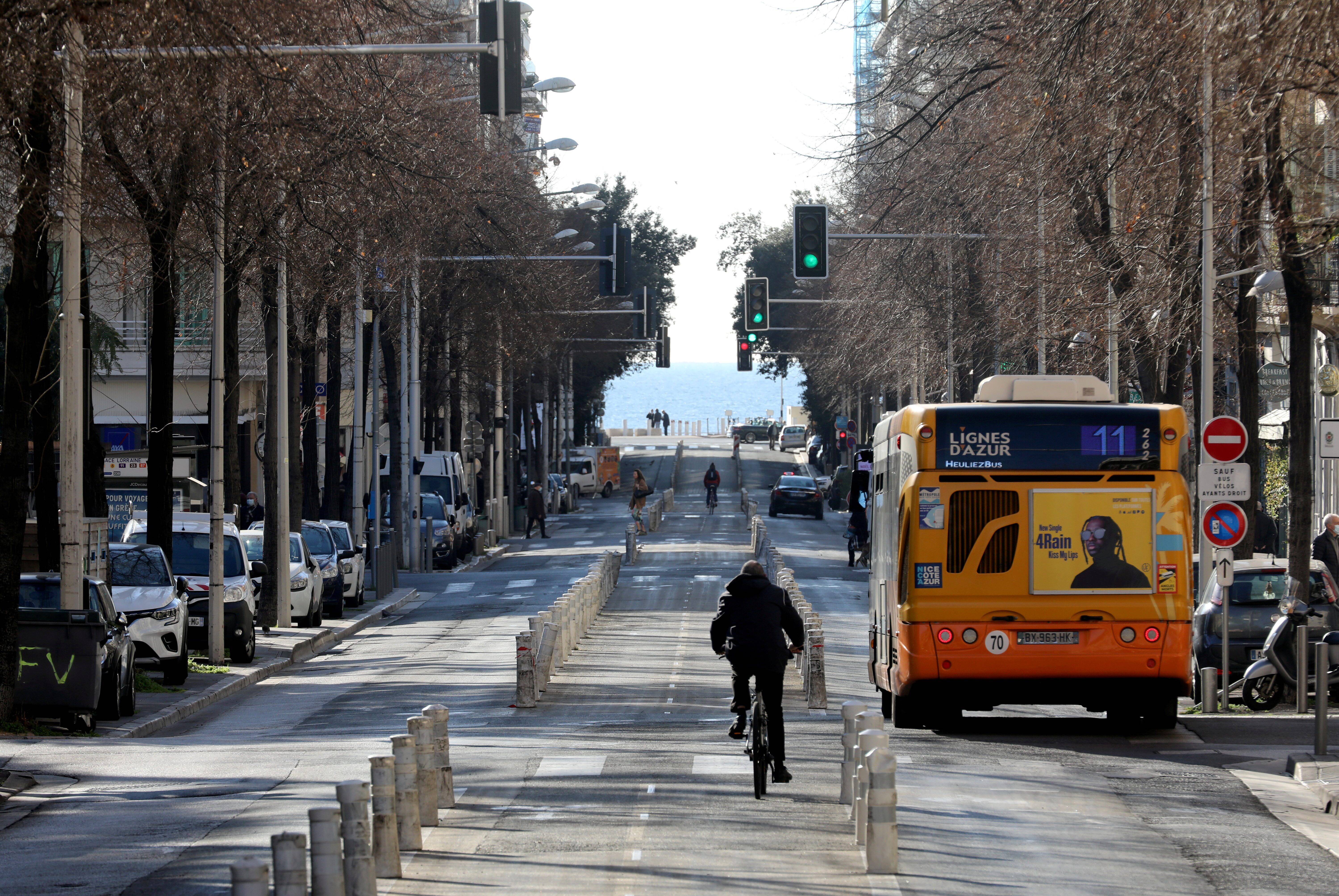 "Je ne suis pas fière de moi": contrôlée le visage en sang, elle crache dans la bouche d'un policier