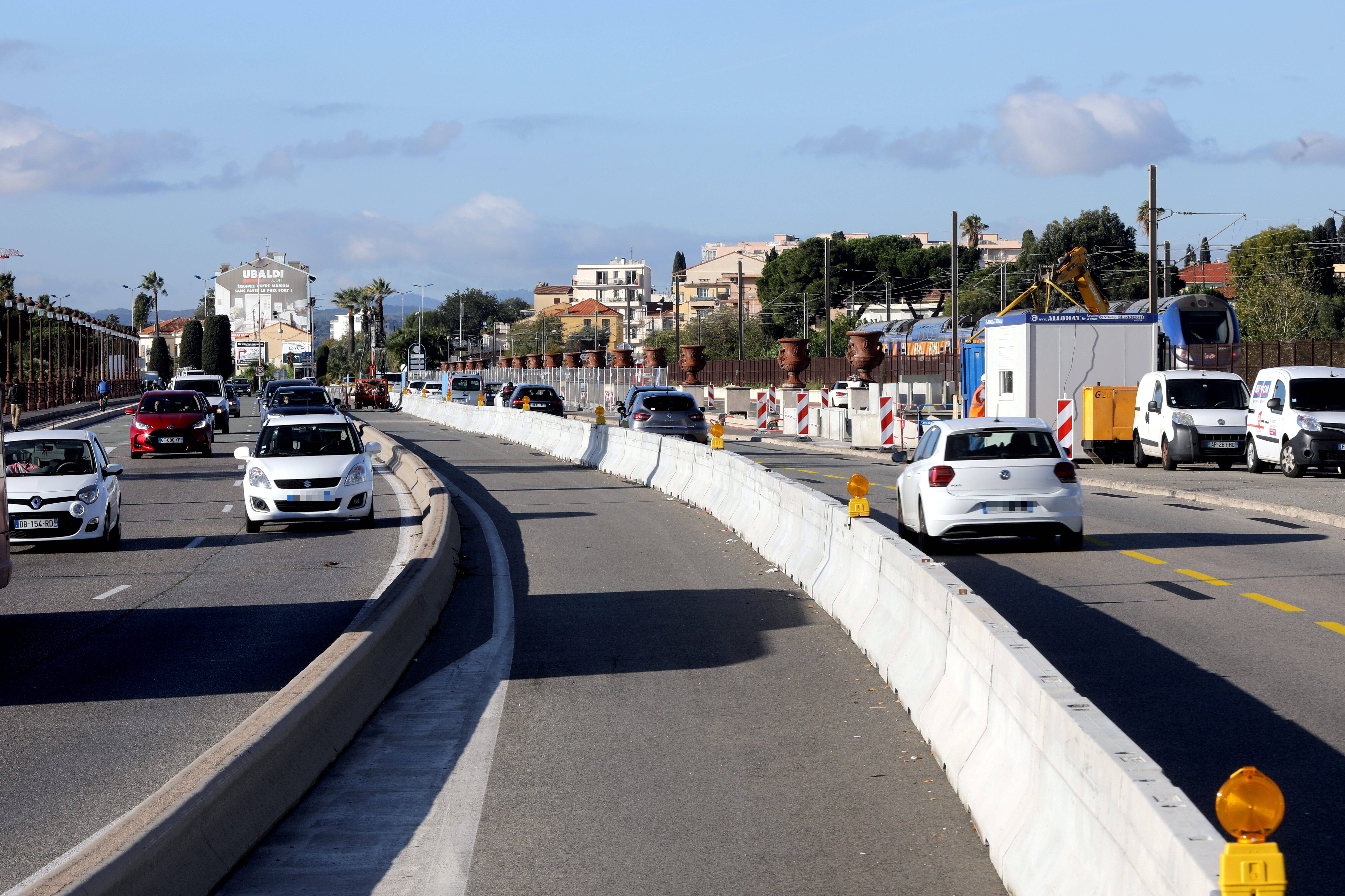 Début des travaux de la ligne 4 du tramway: une voie de circulation, qui relie Nice à Saint-Laurent-du-Var, temporairement supprimée
