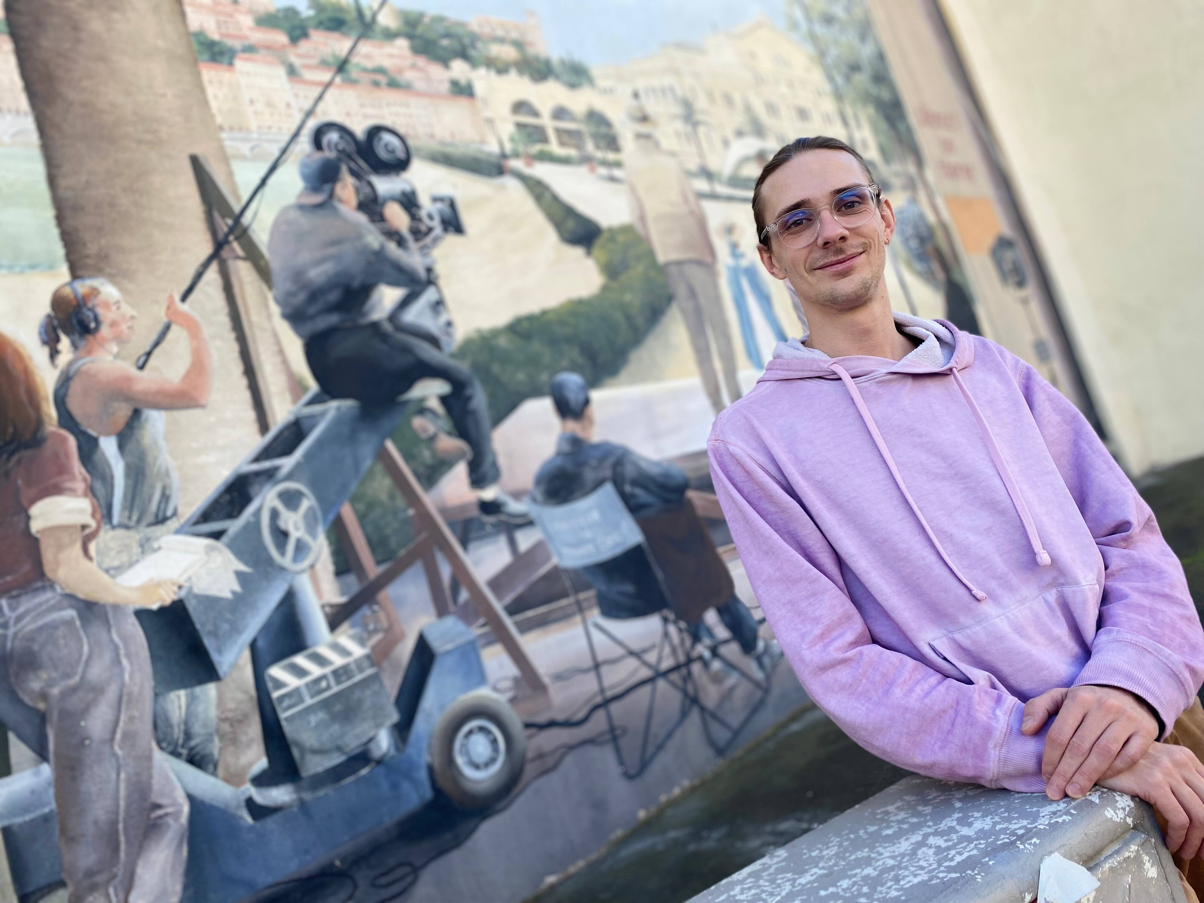 Ce jeune metteur en scène présente la première pièce de théâtre sur le Festival du film à Cannes