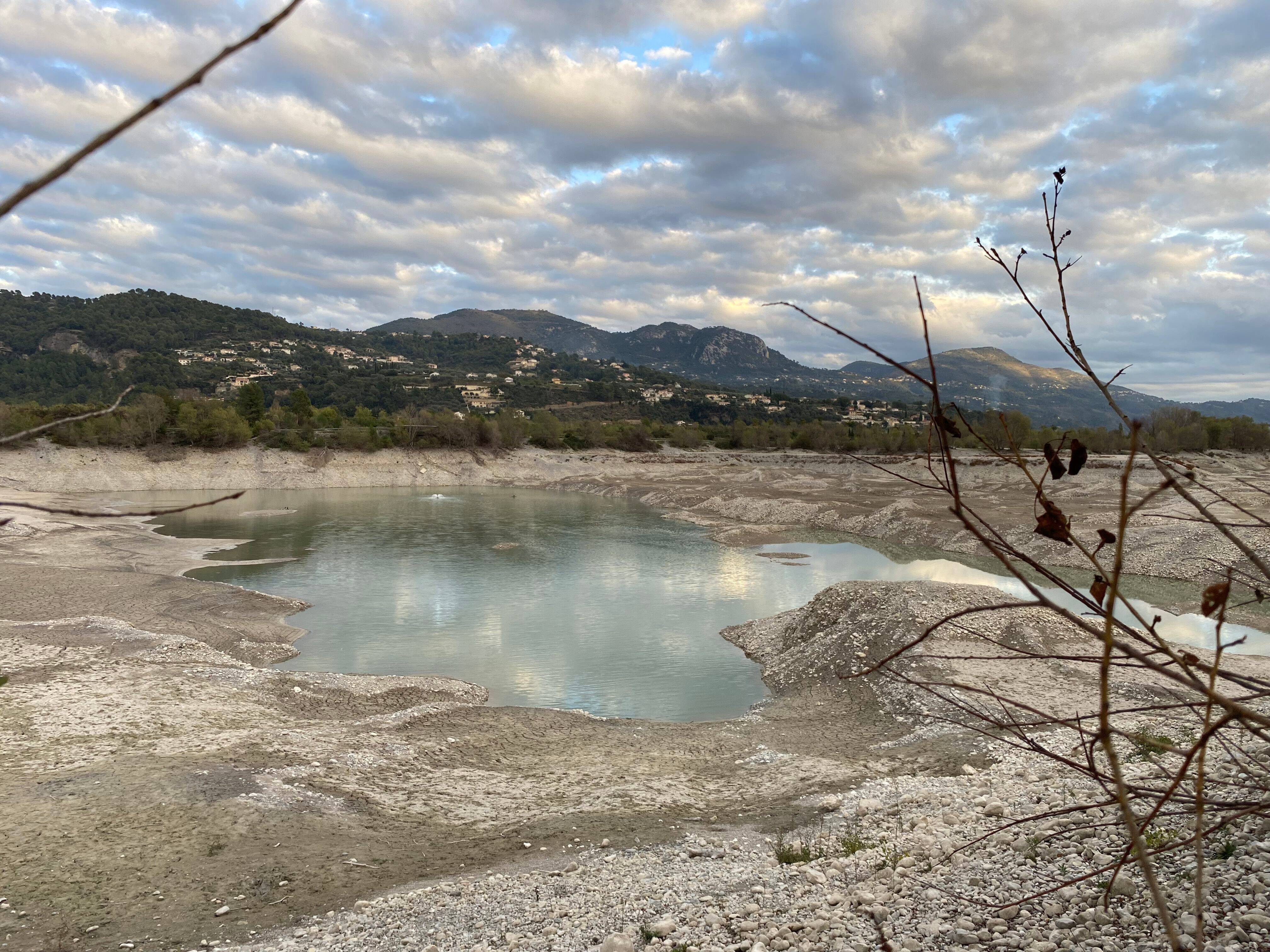 Oui, il reste bien 1,5 hectare d'eau sur le lac du Broc, côté nord