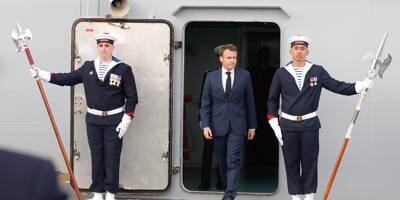 Emmanuel Macron dans son costume de chef des armées à Toulon