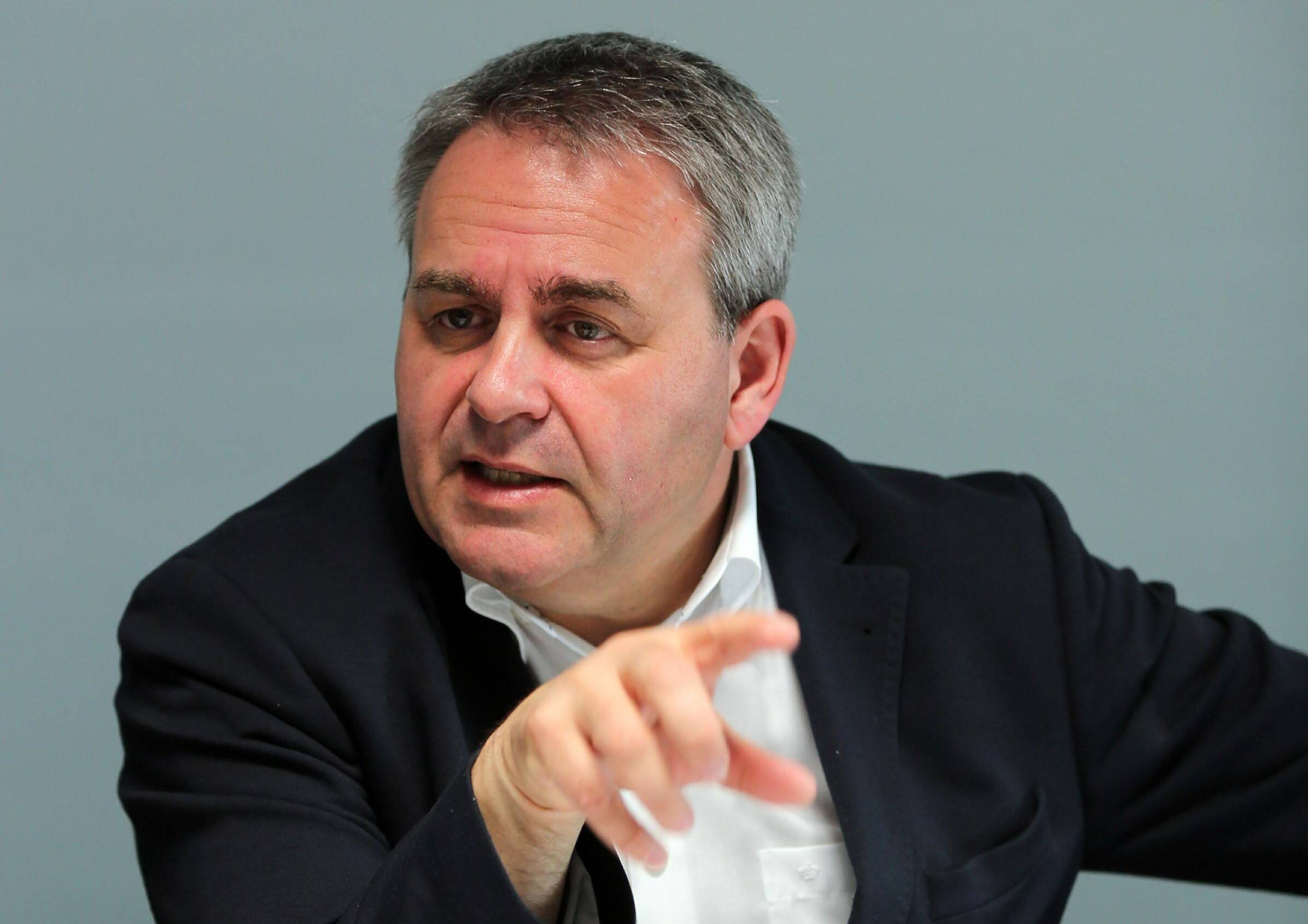 "Il faut en terminer avec l'ère de la naïveté": Xavier Bertrand replonge dans le bain politique