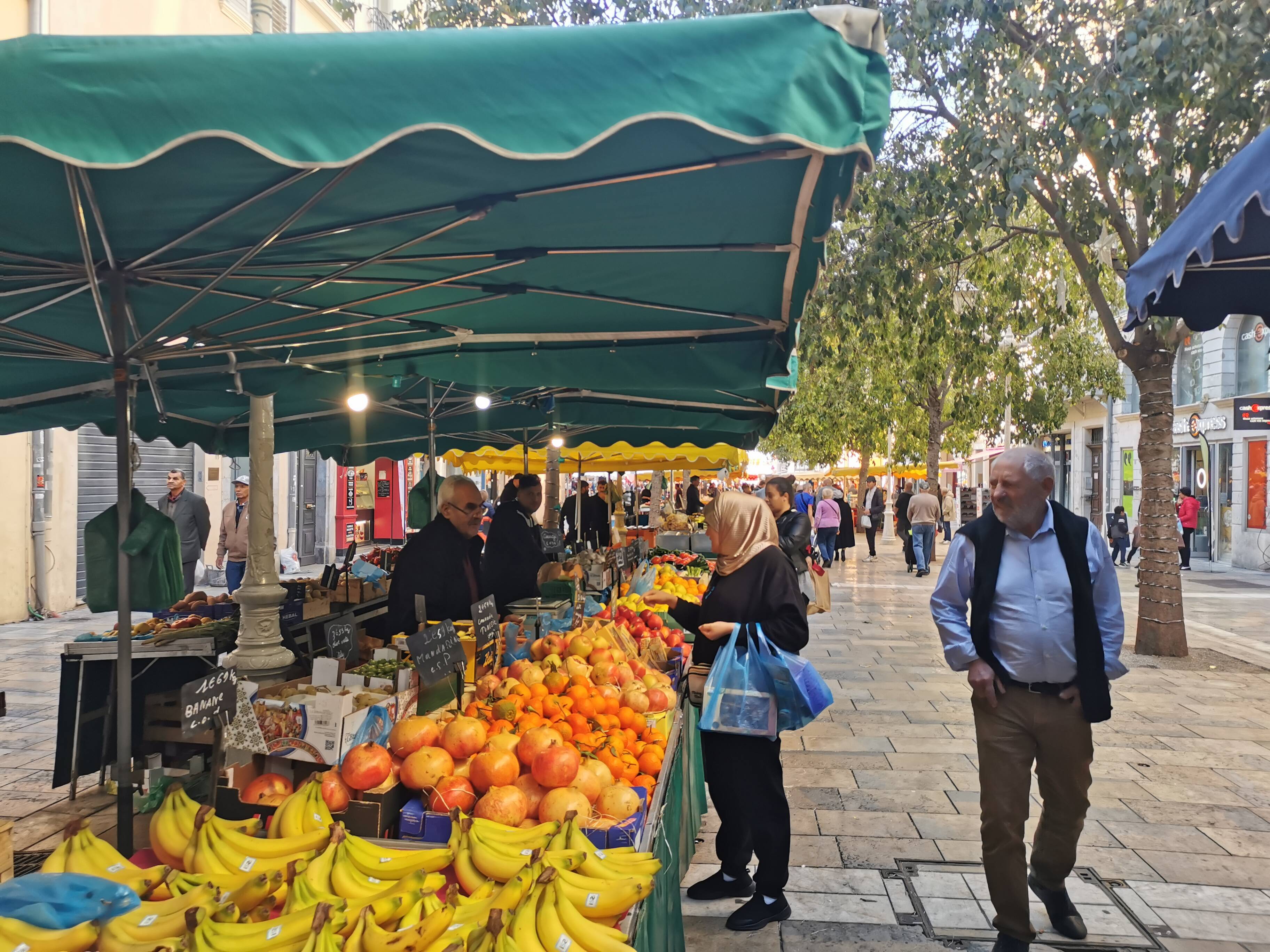 "C'est une question d'humanité": à Toulon, une population divisée après l'accostage de l'Ocean Viking