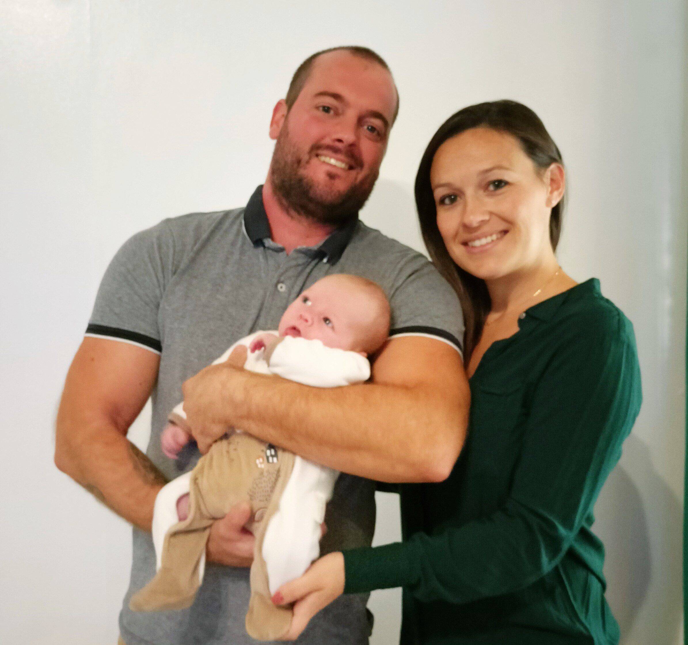 Elle arrive trop tard à l'hôpital et accouche dans sa voiture sur le parking des urgences, elle raconte