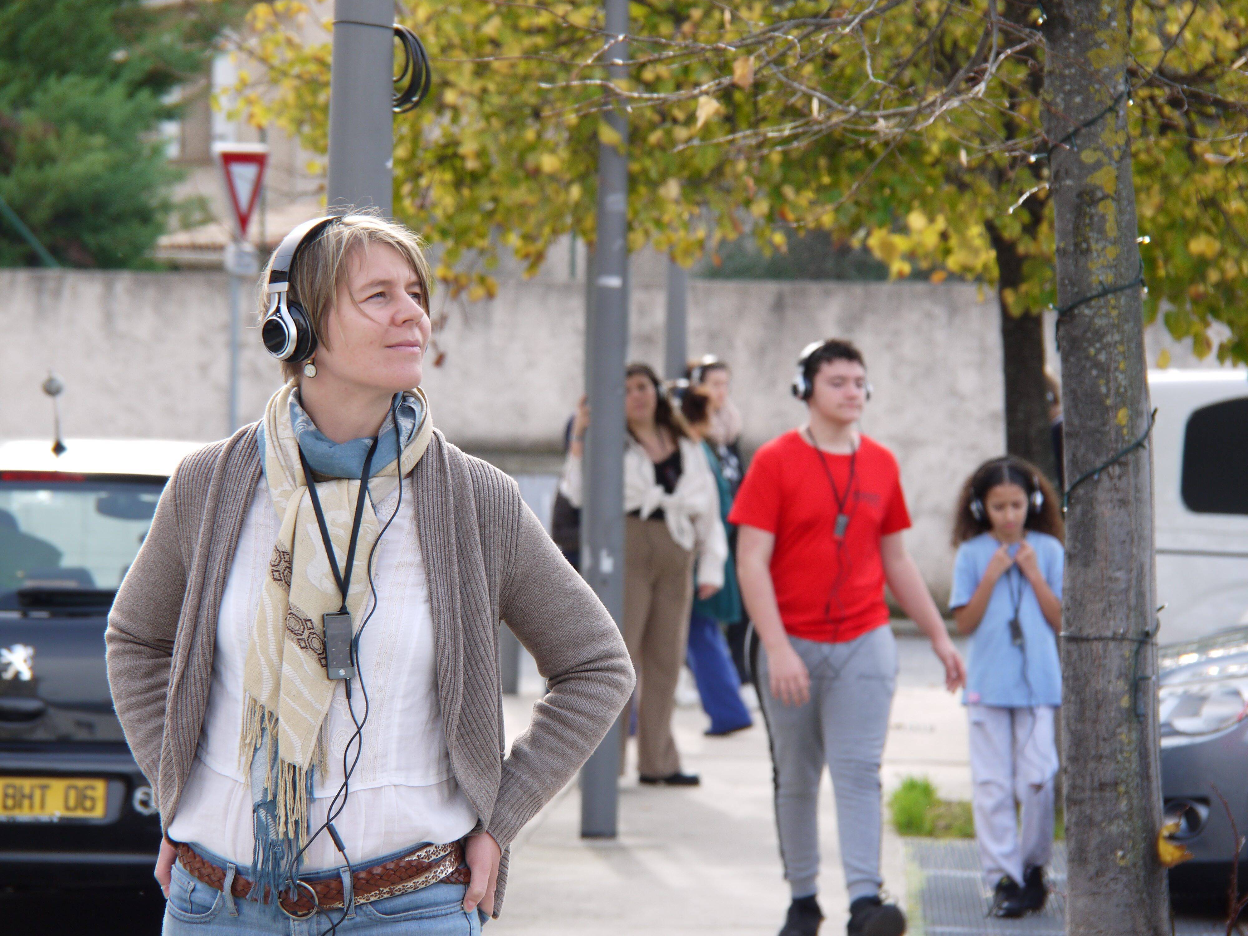 On a testé la balade poétique et sonore à Carros pour "découvrir le centre-ville et les gens qui le peuplent différemment"