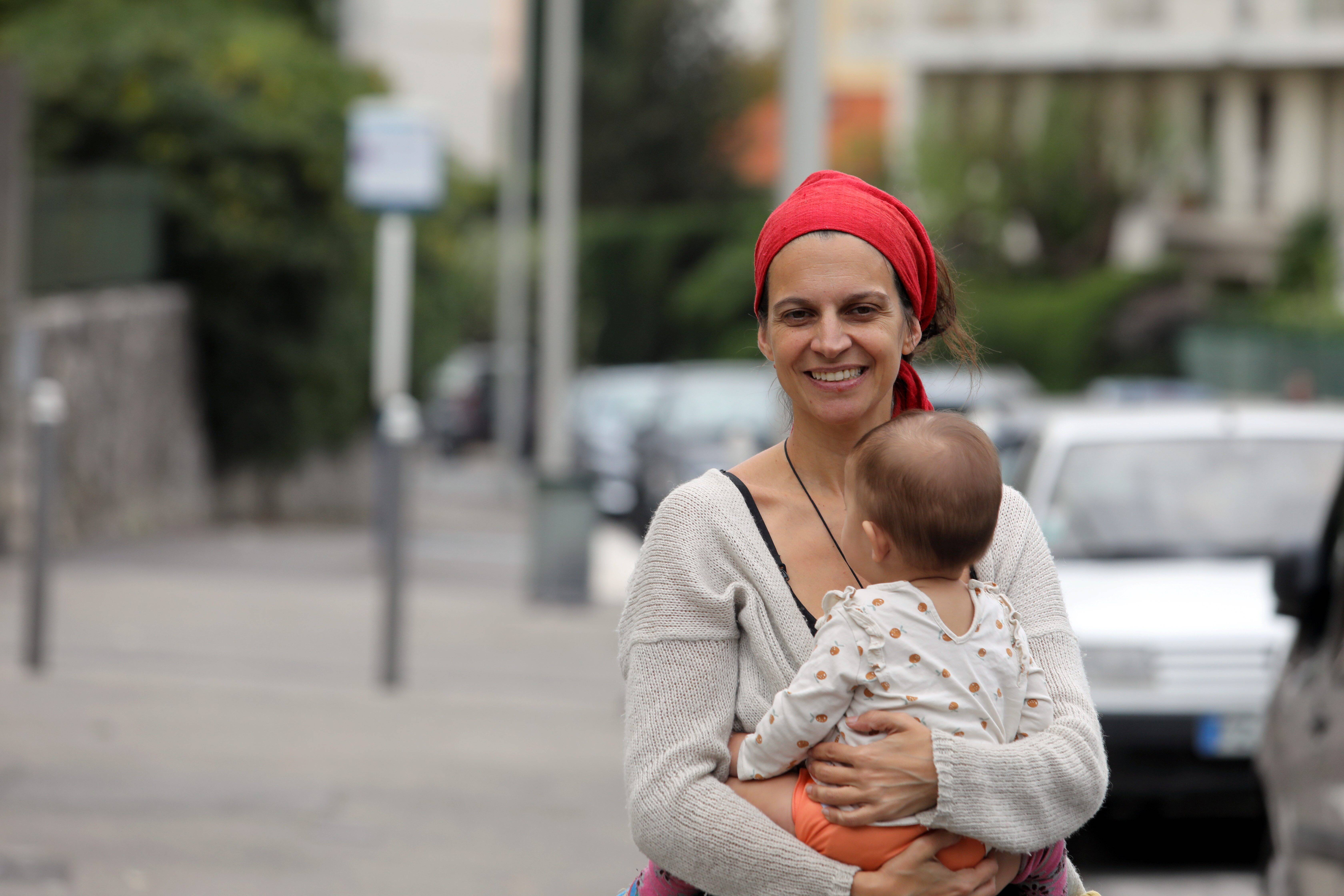 Elle allaite son bébé dans une bibliothèque municipale, la directrice la prie de cacher son sein: polémique à Nice