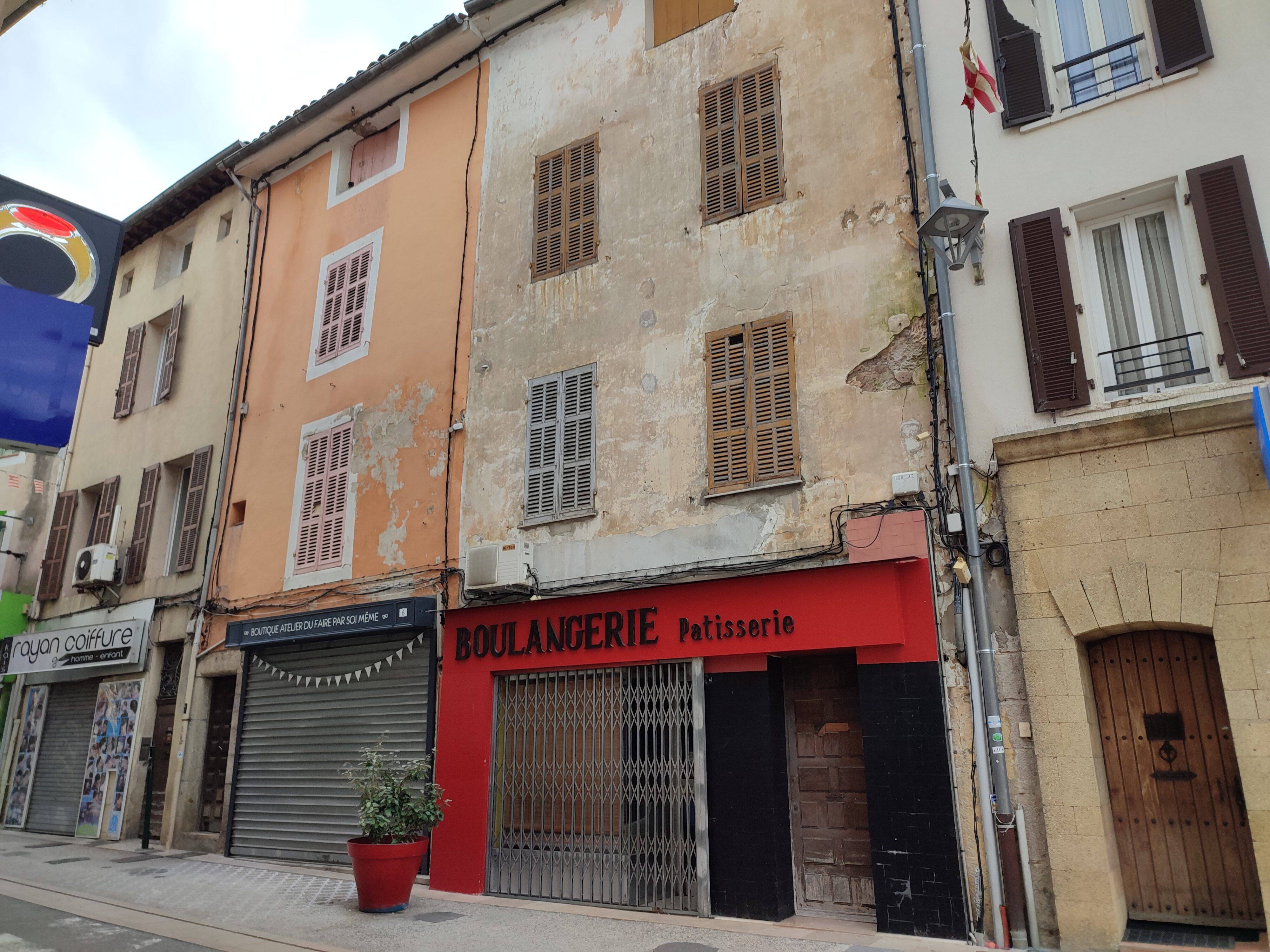 "Il nous a été signalé comme présentant un danger imminent": un immeuble mis en sécurité par "précaution" à Saint-Maximin