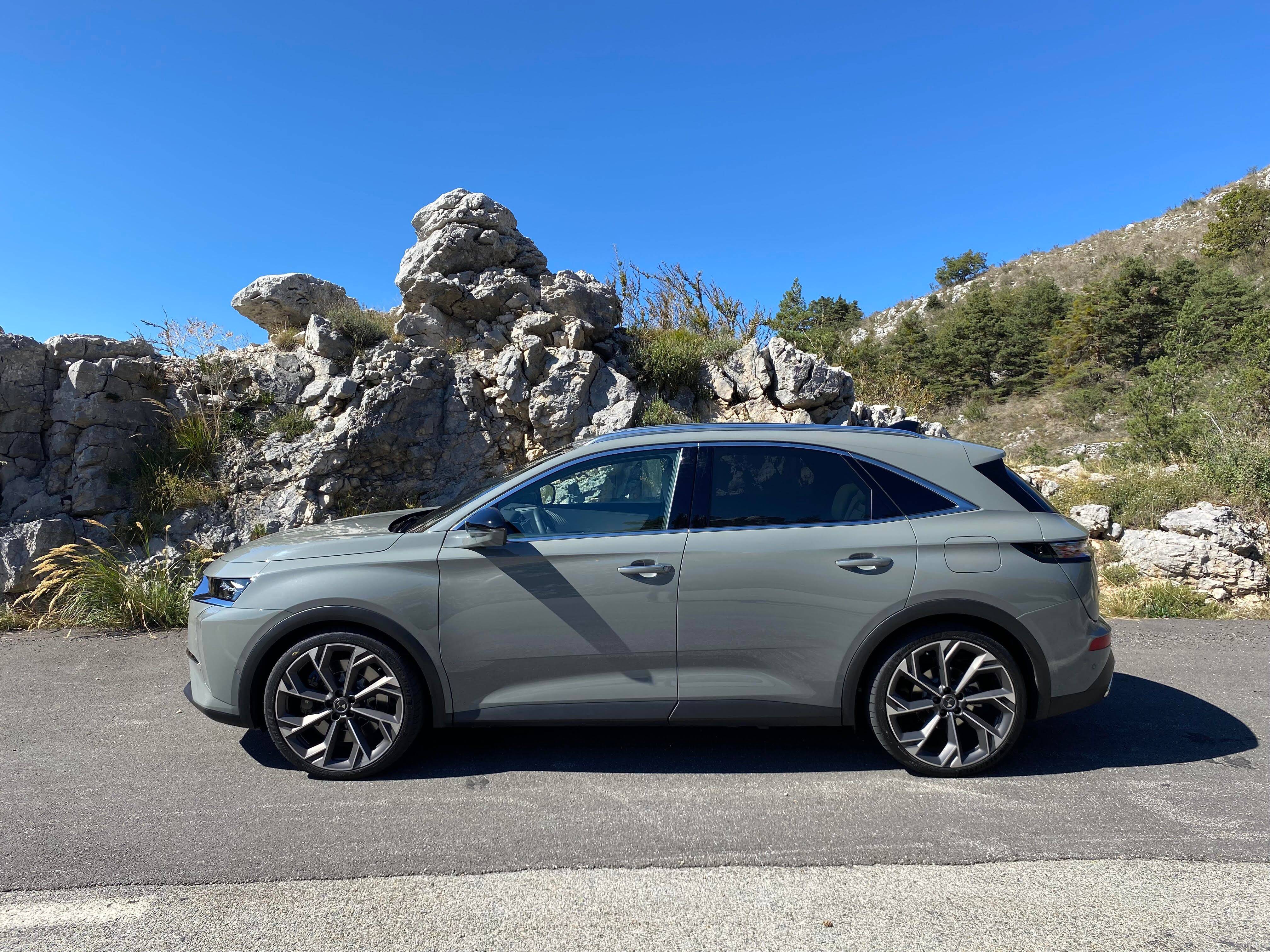 On a testé la DS 7 E-Tense 360 et voici ce qu'on en pense