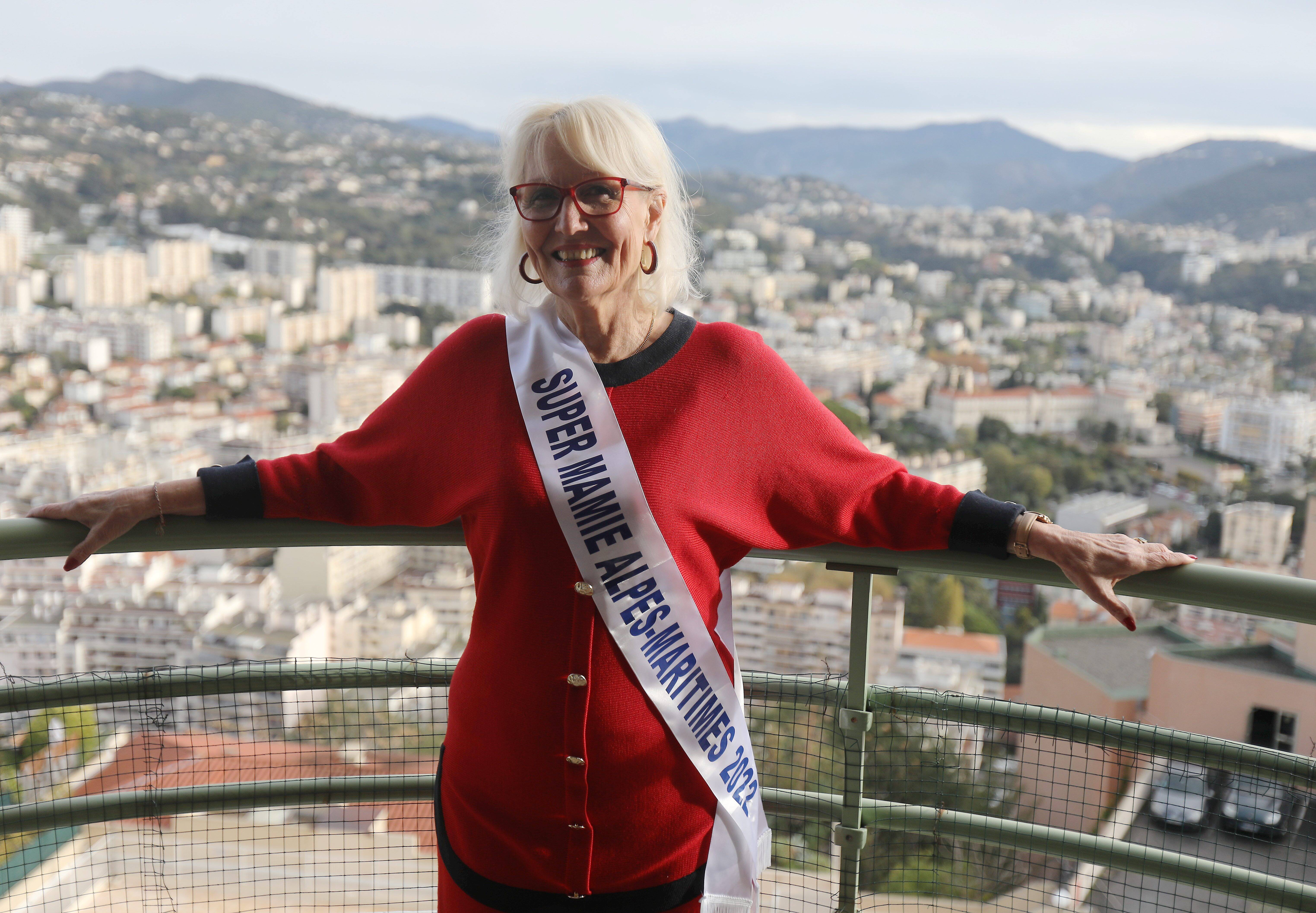 "Libre", "positive", "dynamique": qui est Nadine Coatrieux-Tacci, 71 ans, qui concourt, dimanche, à Nice, pour Super mamie 2022?