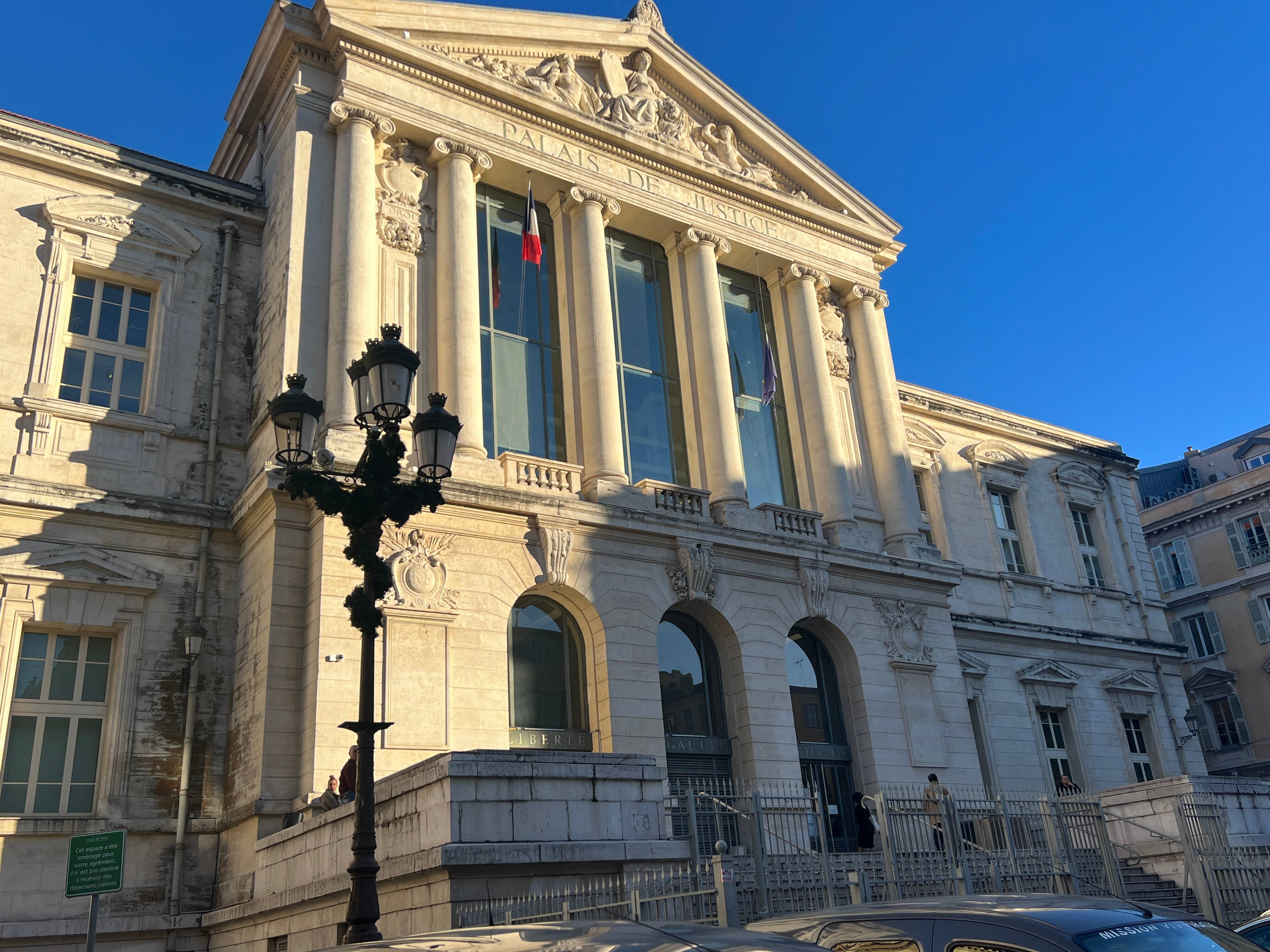 Un homme de 21 ans condamné et incarcéré deux jours après avoir tailladé le visage d'un étudiant en pleine rue pour lui voler un collier