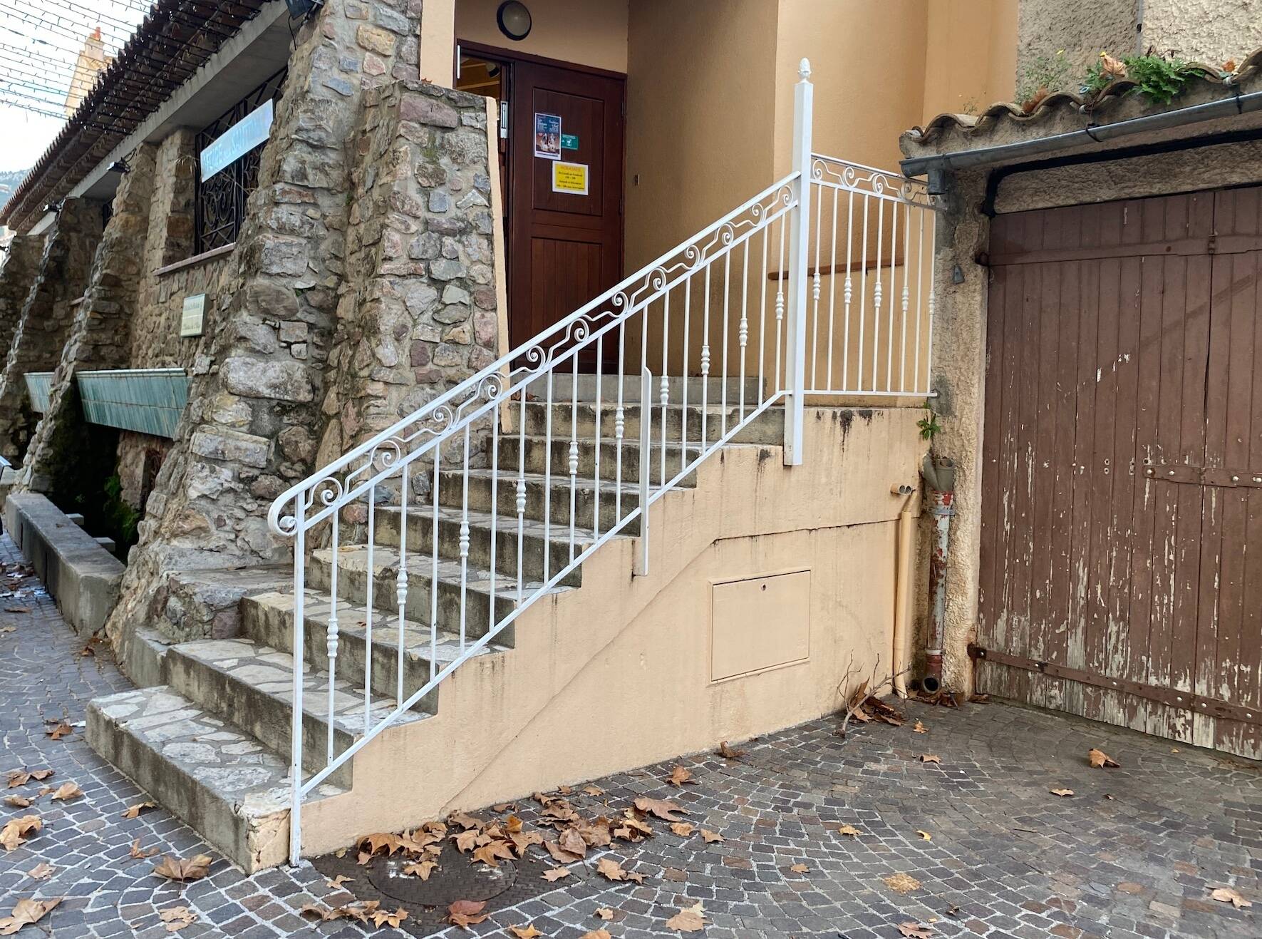 Un retraité en fauteuil roulant lance un appel pour l'accessibilité dans les bâtiments publics de La Valette