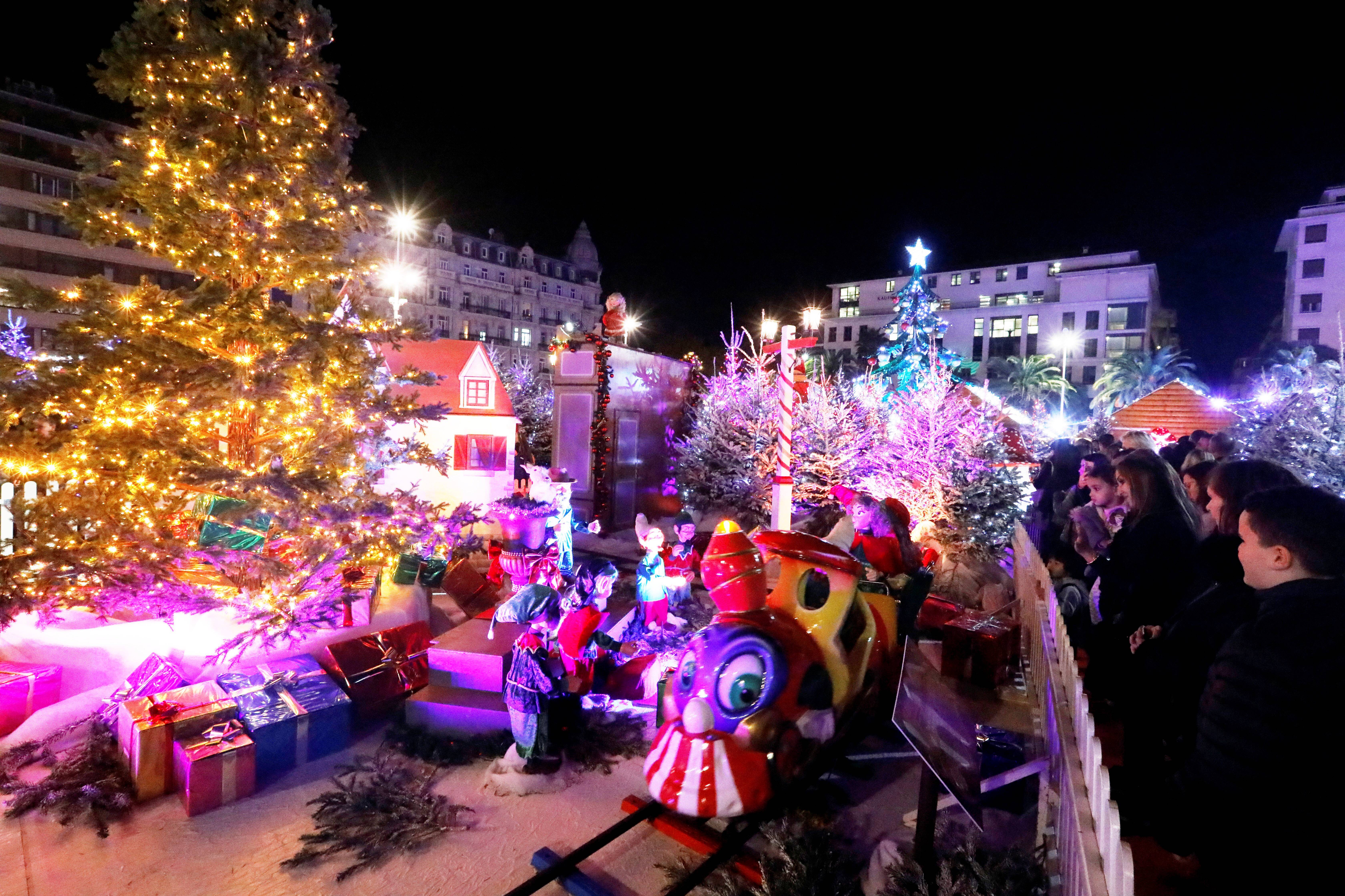 A Toulon, le village de Noël est prêt à accueillir 200.000 visiteurs -  Var-Matin