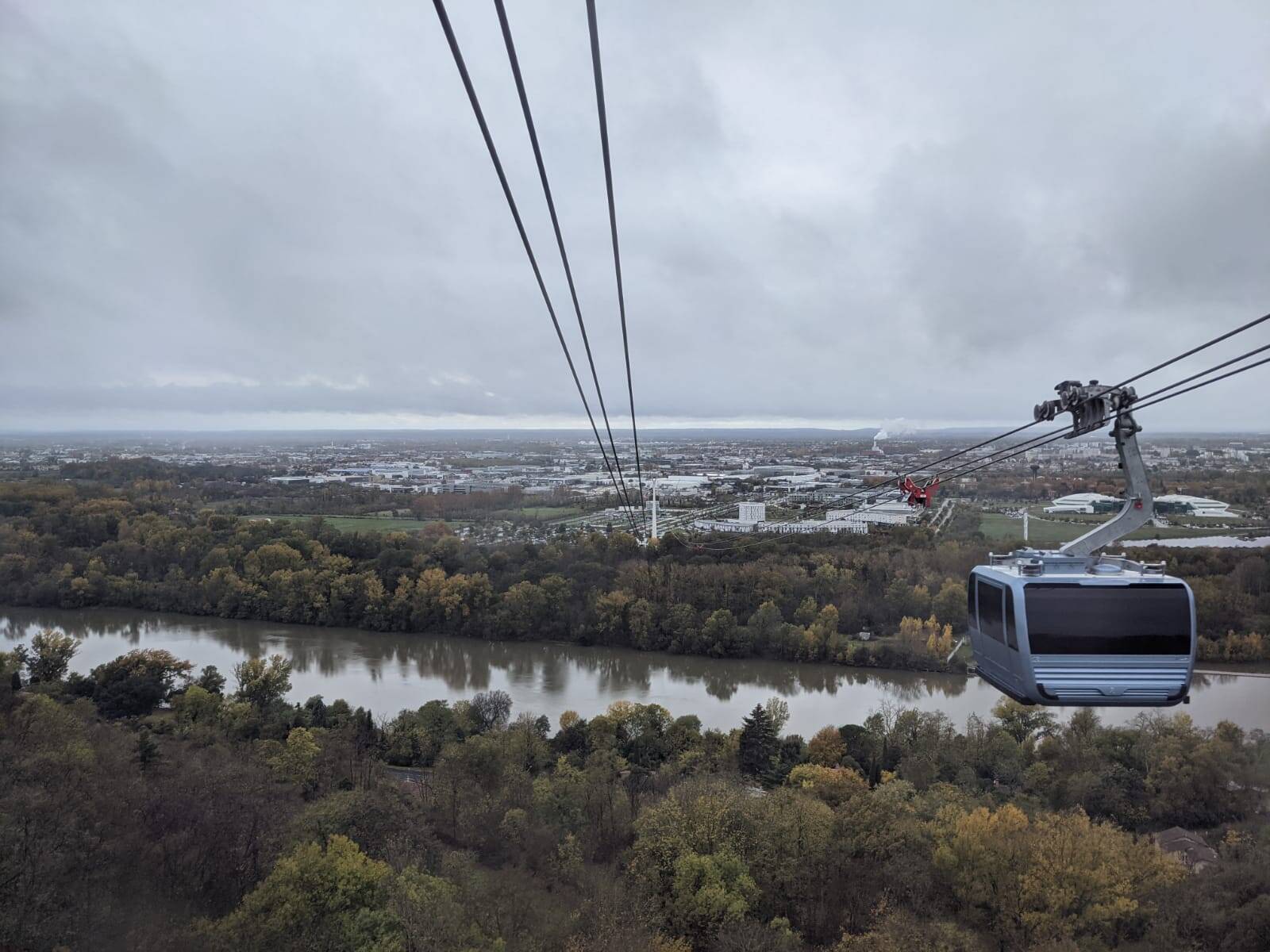 "C'est hyper facile, agréable": à quelques mois du lancement des travaux à Saint-Laurent-du-Var, on est allé tester le téléphérique de Toulouse