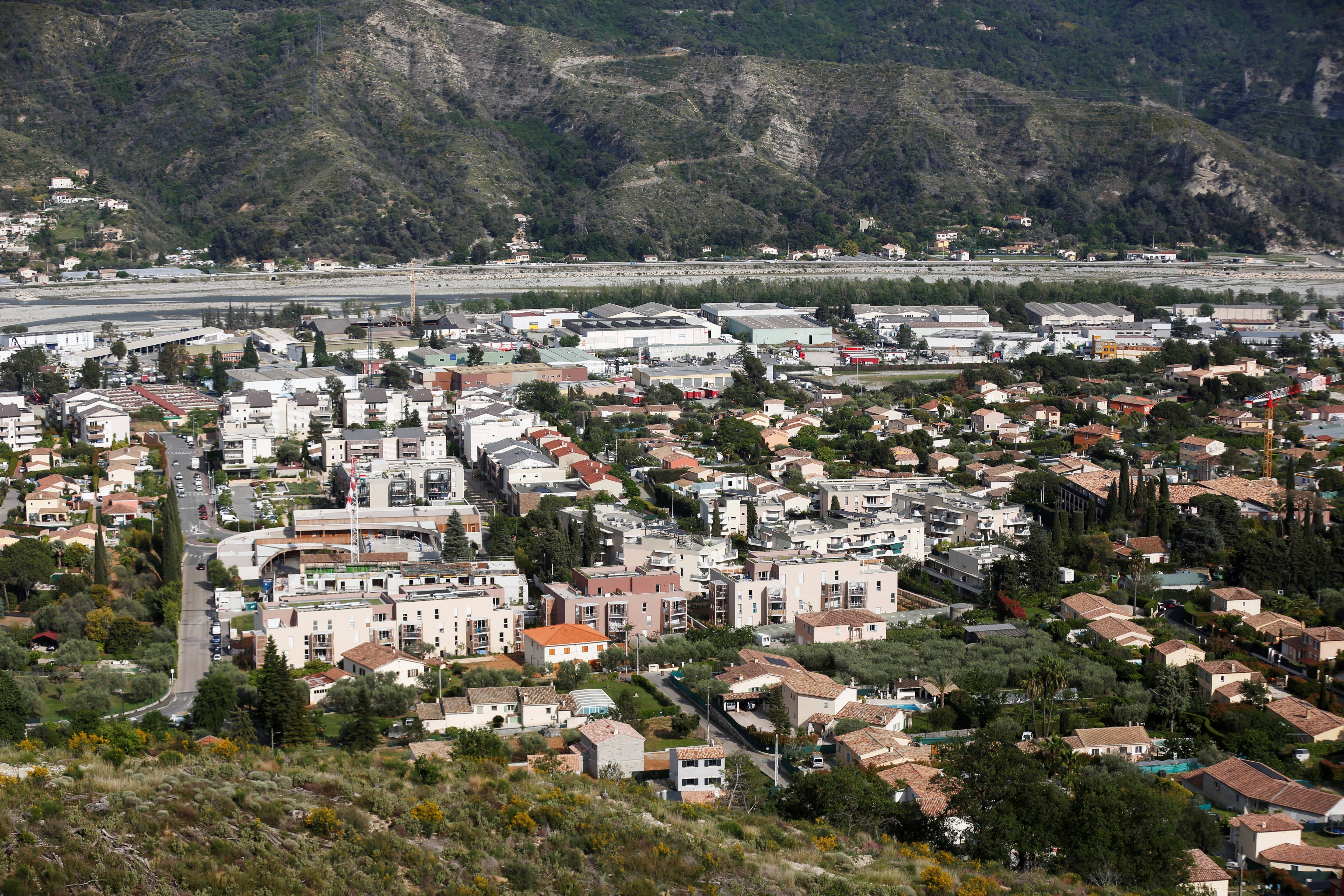 "On a une épée de Damoclès sur la tête, il est urgent de faire quelque chose": Carros veut cadrer l'urbanisation des Plans