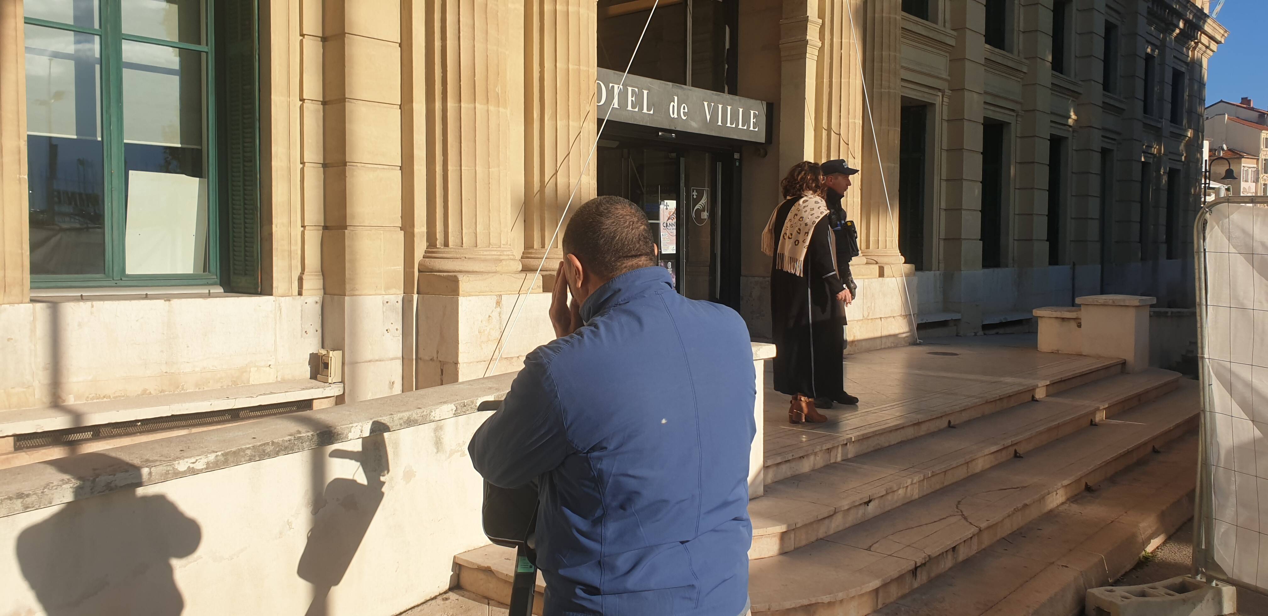 "Le petit a mérité ce qui lui arrive, mais nous?" Leur fils agresse une mamie à Cannes, le maire retire leur emplacement au marché