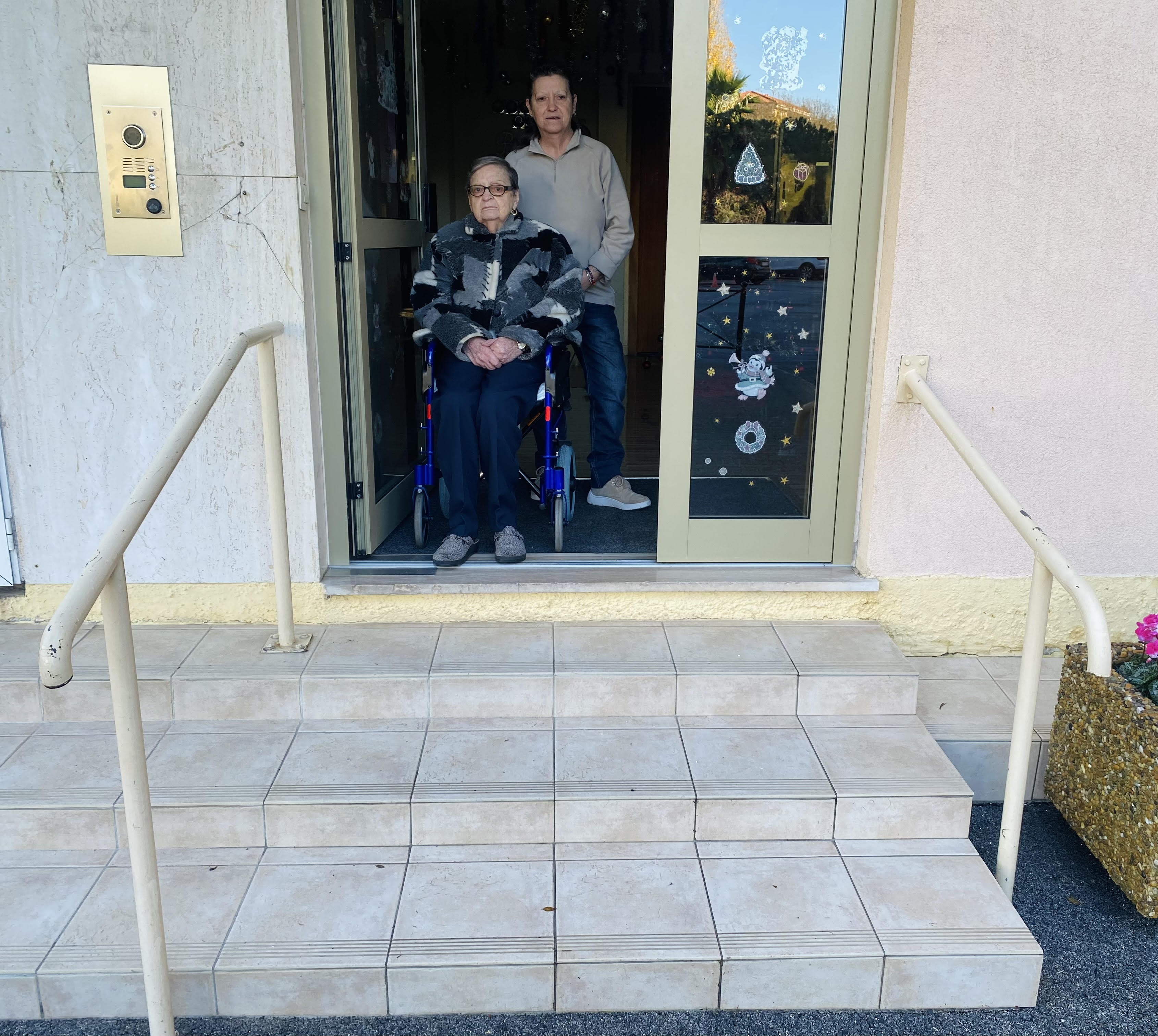 Elle vit en fauteuil roulant à Mandelieu-La Napoule et n'est pas sortie de chez elle depuis 5 ans