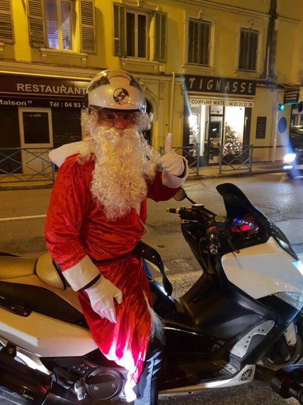 A Nice, il joue les Père Noël en échange de dons pour l'hôpital des enfants