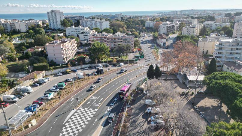 A Antibes, le bus tram se met enfin en route vers le rond-point de la Croix Rouge