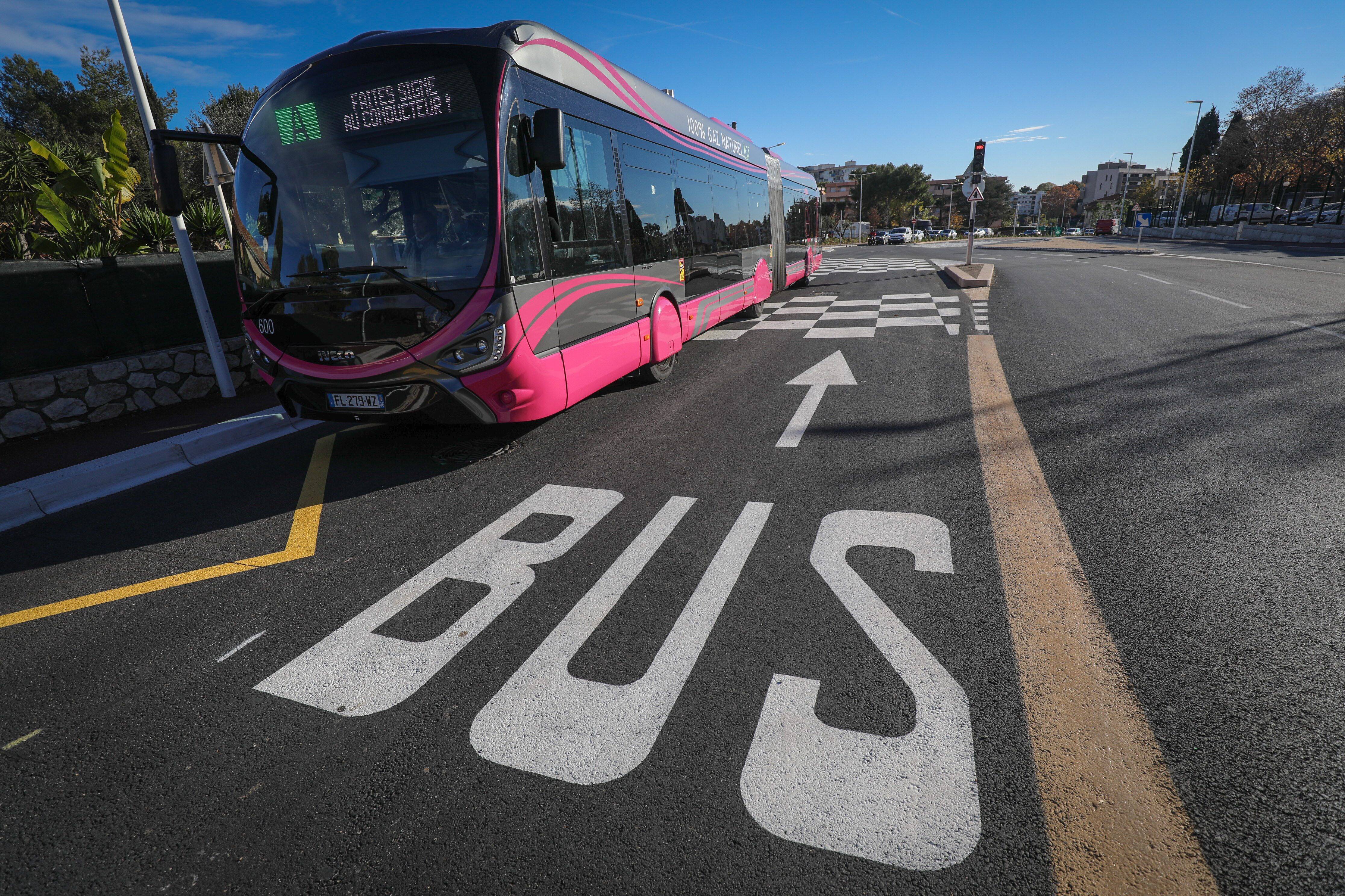 Circulation apaisée, transfert de la ligne 9, carrefour "compliqué"... Ce que pensent les riverains de la nouvelle configuration du bus tram à Antibes