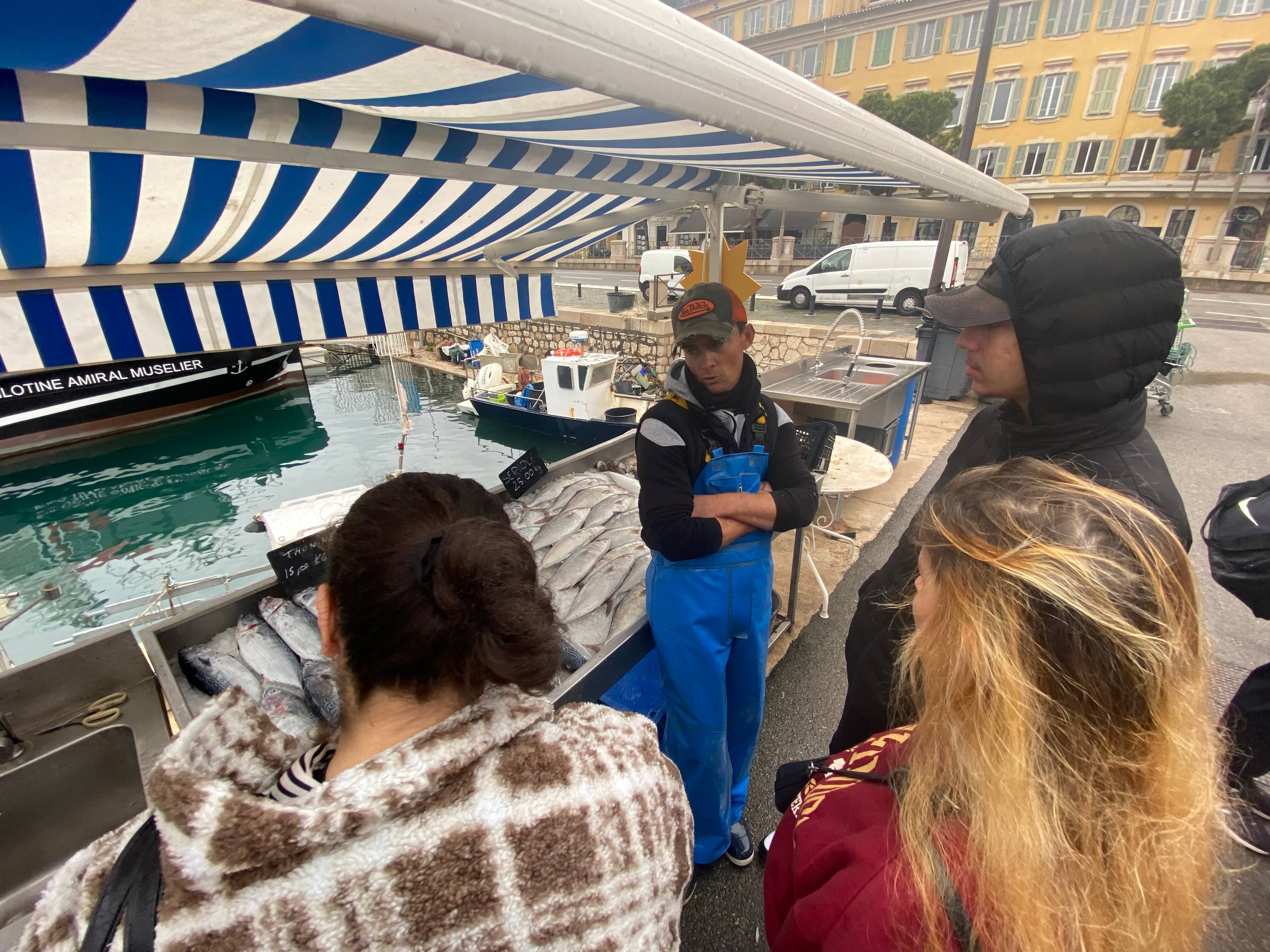 "J'espère trouver un métier et m'en sortir dans la vie": de jeunes niçois en décrochage à la découverte du monde de la pêche