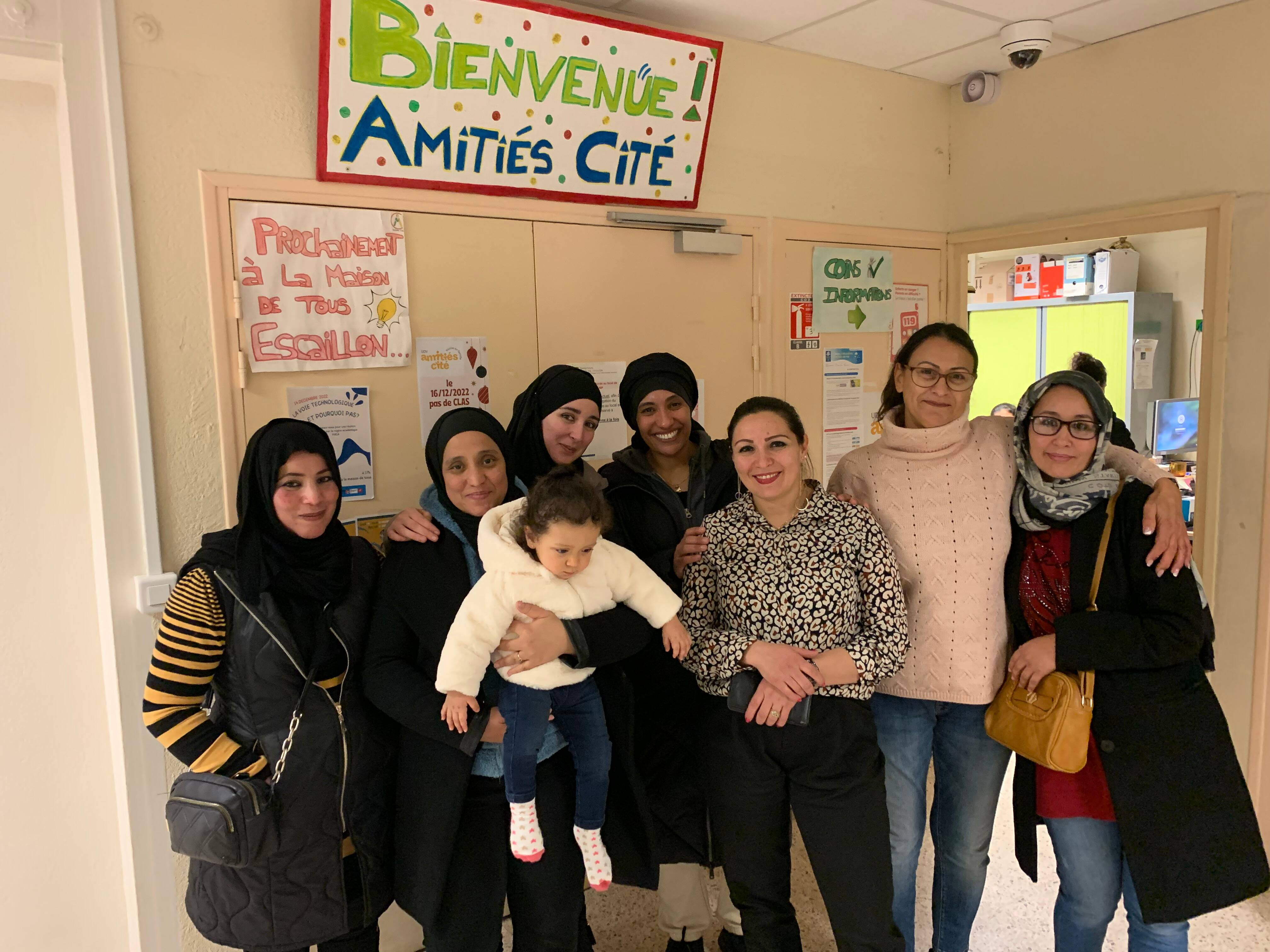 Mondial 2022: dans ce quartier de Toulon, le coeur partagé des mamans avant le match France-Maroc