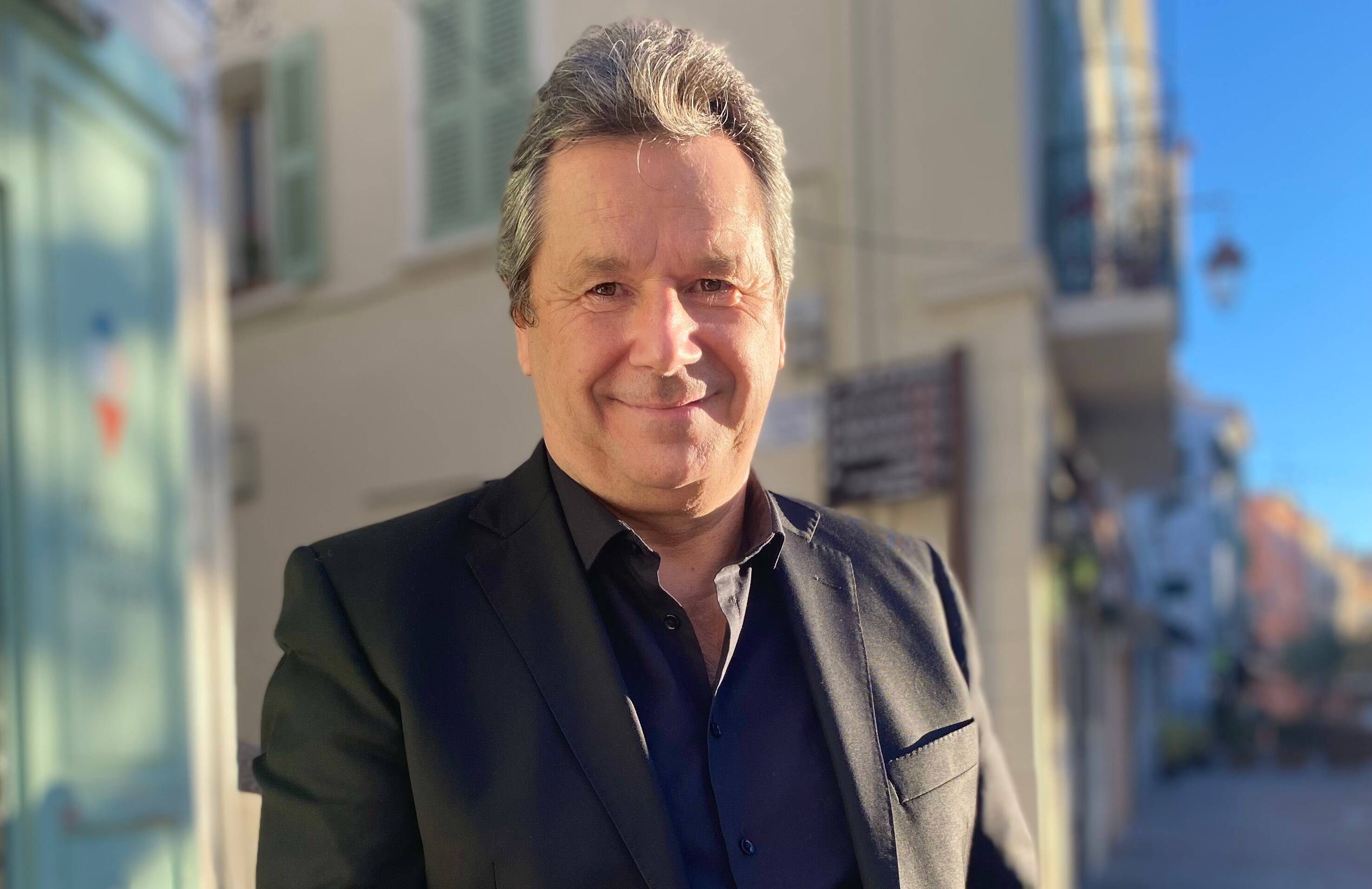 Christophe Leroy, chef des stars de Saint-Tropez, vilipendé pour son dîner clandestin, publie un livre pour se mettre à table