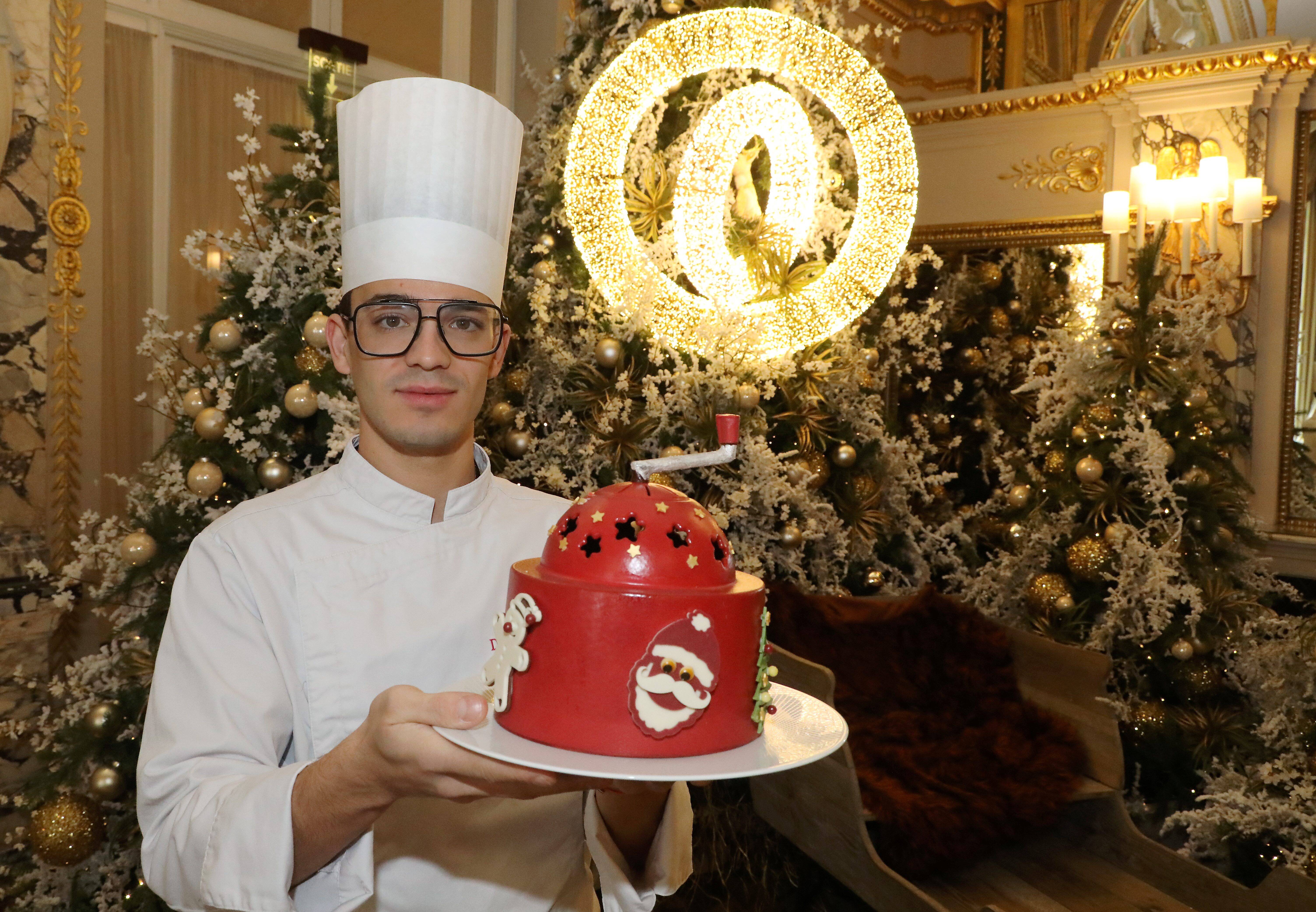 Avec un moulin à musique au goût sucré, Jonathan Barbagallo et le Chef pâtissier Cyril Natta remportent le concours de l'entremets de Noël, à Monaco