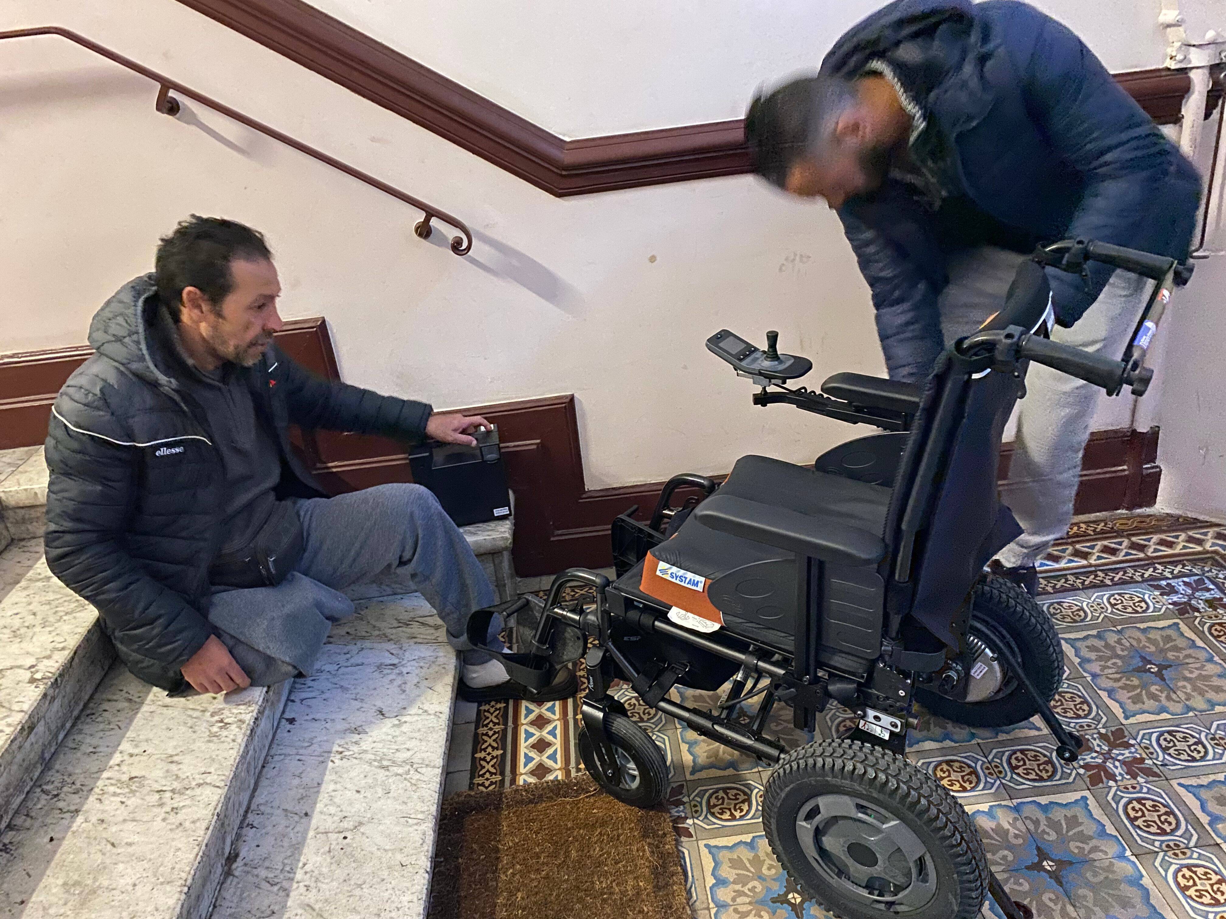 Amputé, il galère dès qu'il veut sortir de son studio au 5e étage sans ascenseur