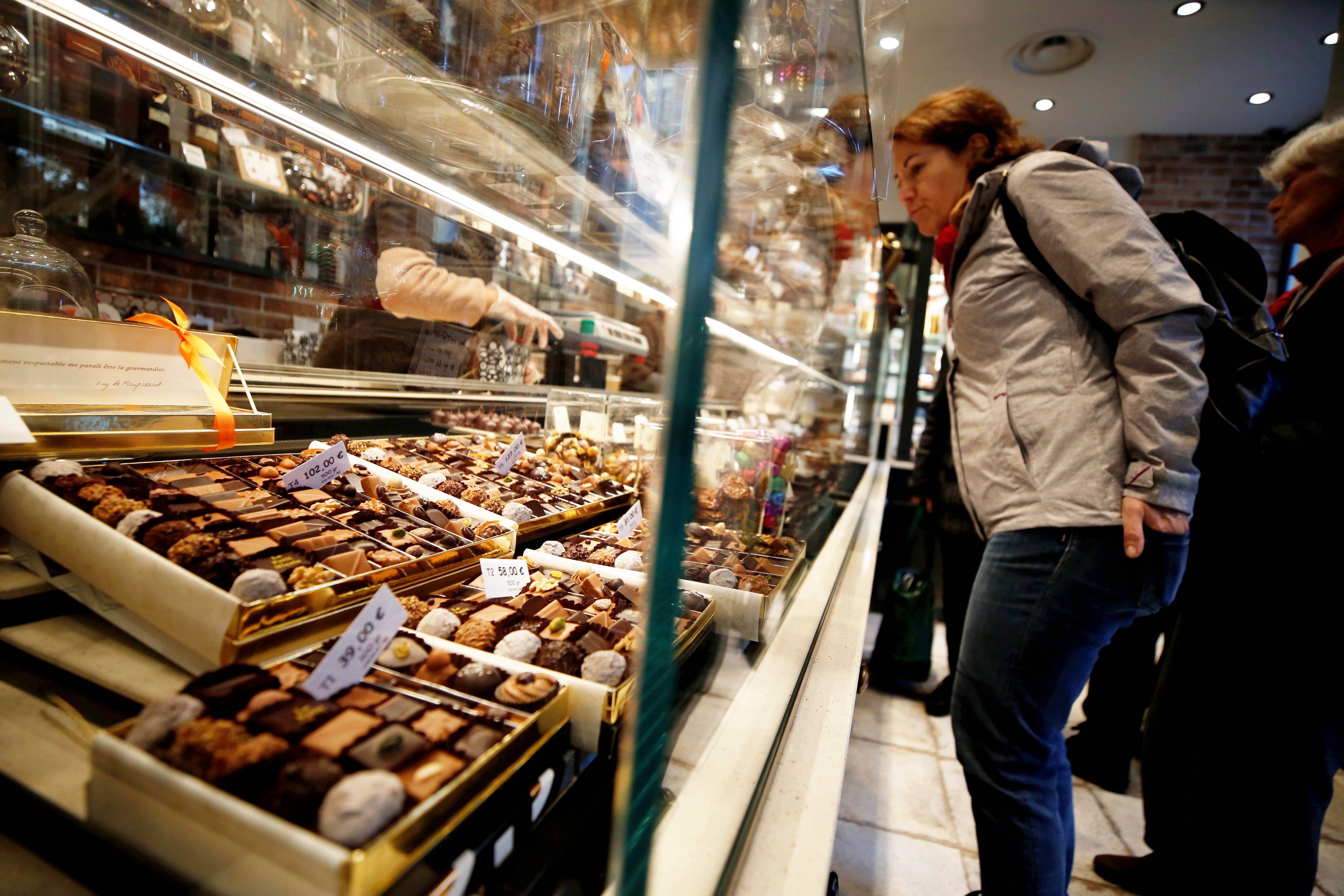 "Période spéciale", "effervescence", "se faire plaisir": les clients des chocolatiers sont au rendez-vous malgré la crise