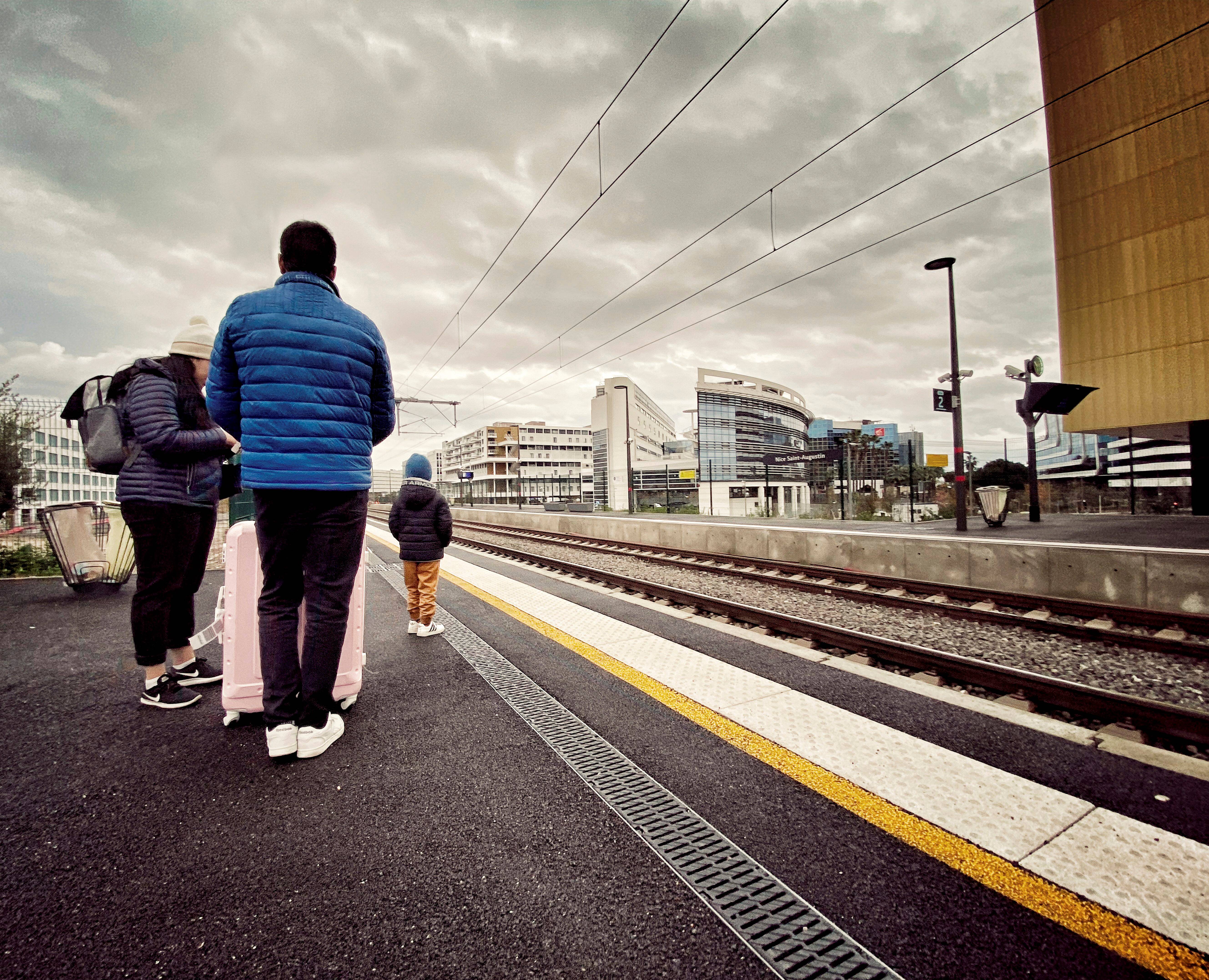 Pris dans la galère de la grève SNCF pour rentrer dans le Var, Romain "ne blâme pas" les contrôleurs