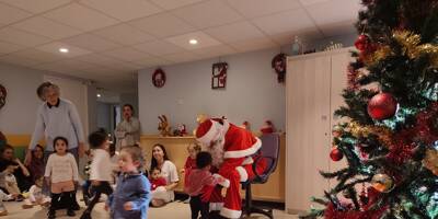 Les enfants de la pouponnière de Lenval reçoivent la visite du Père Noël