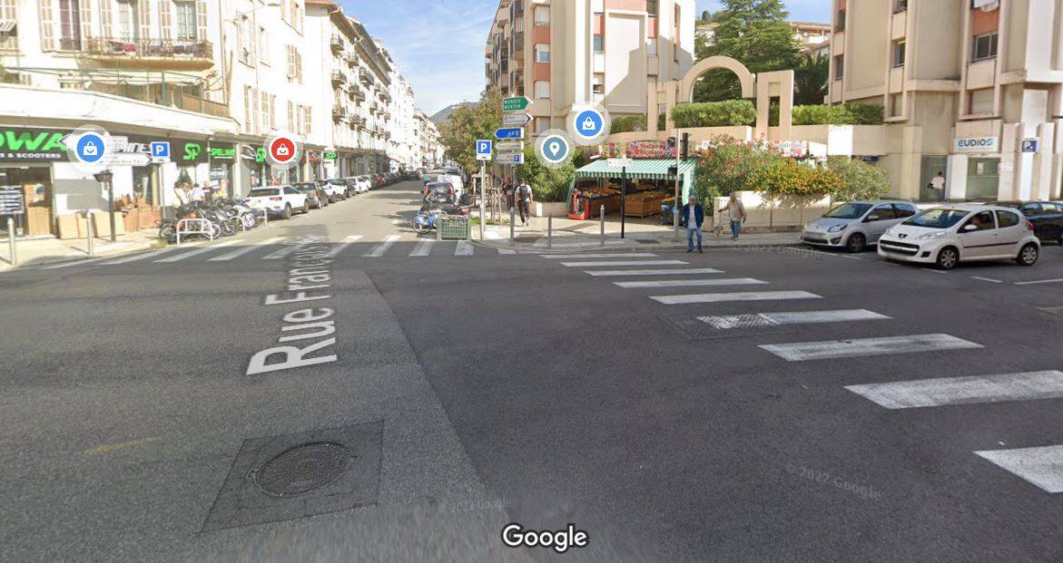 Accident entre une voiture et un deux-roues en centre-ville de Nice ce vendredi soir