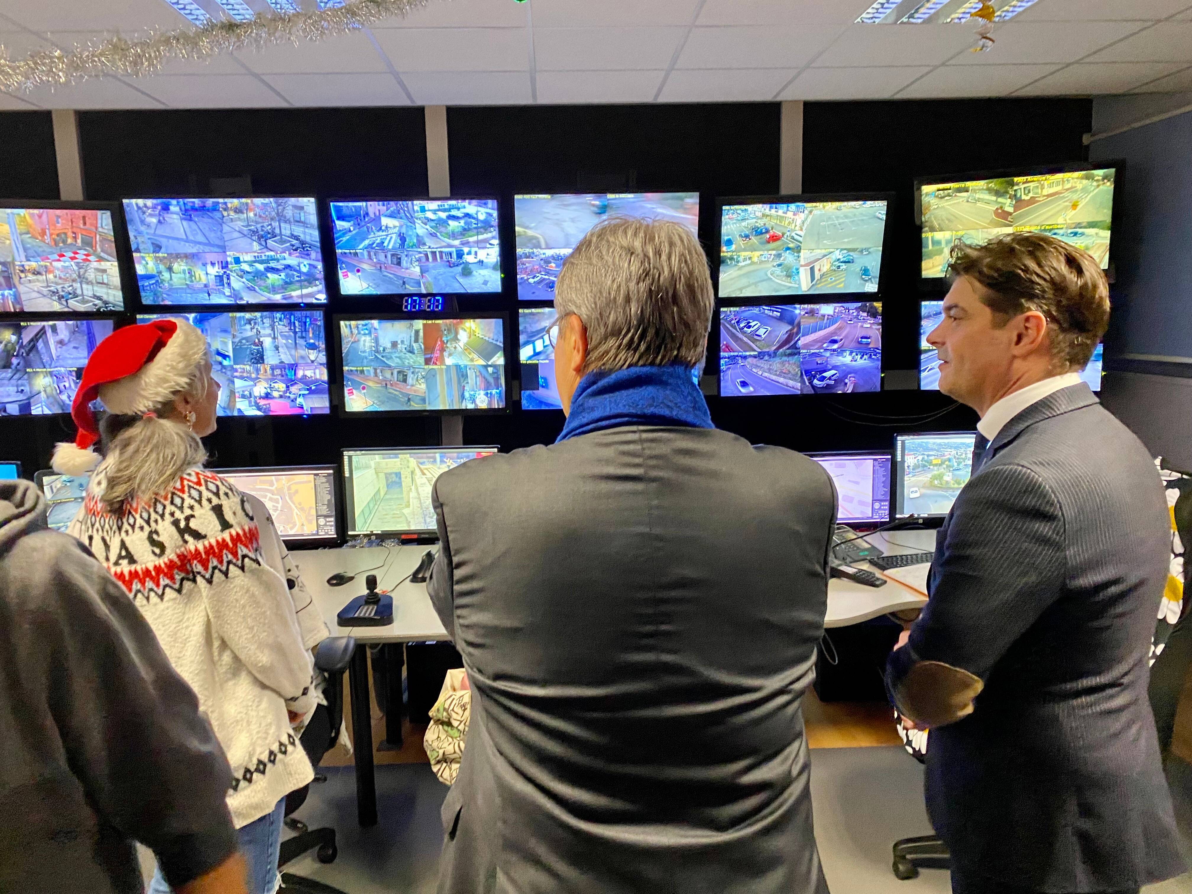 À Grasse, le maire Jérôme Viaud a fait la tournée des "gardiens de Noël"