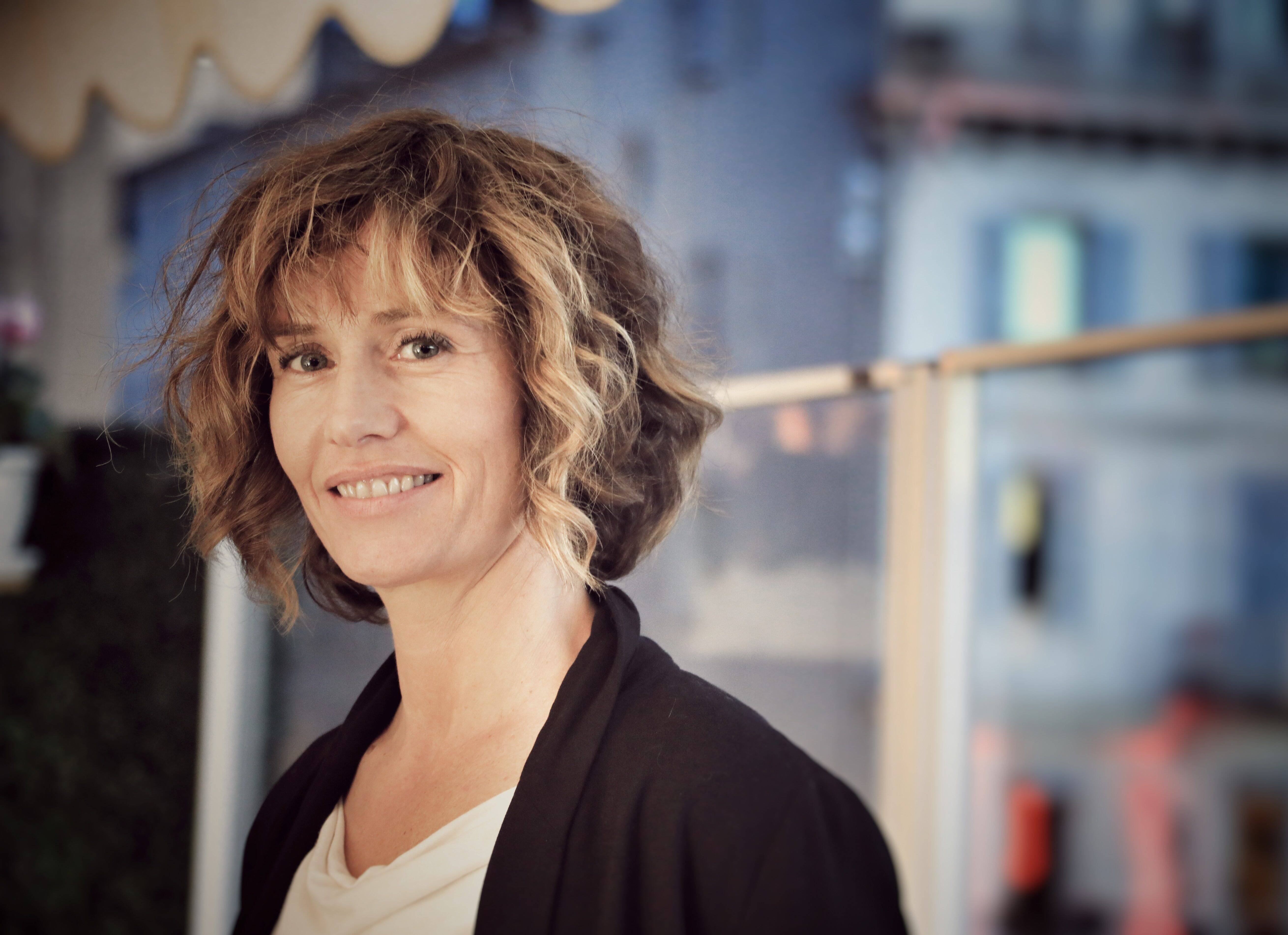 "J'aime que l'expression corporelle soit mise en avant": les confidences de Cécile de France à l'avant-première du film "La Passagère" à Nice