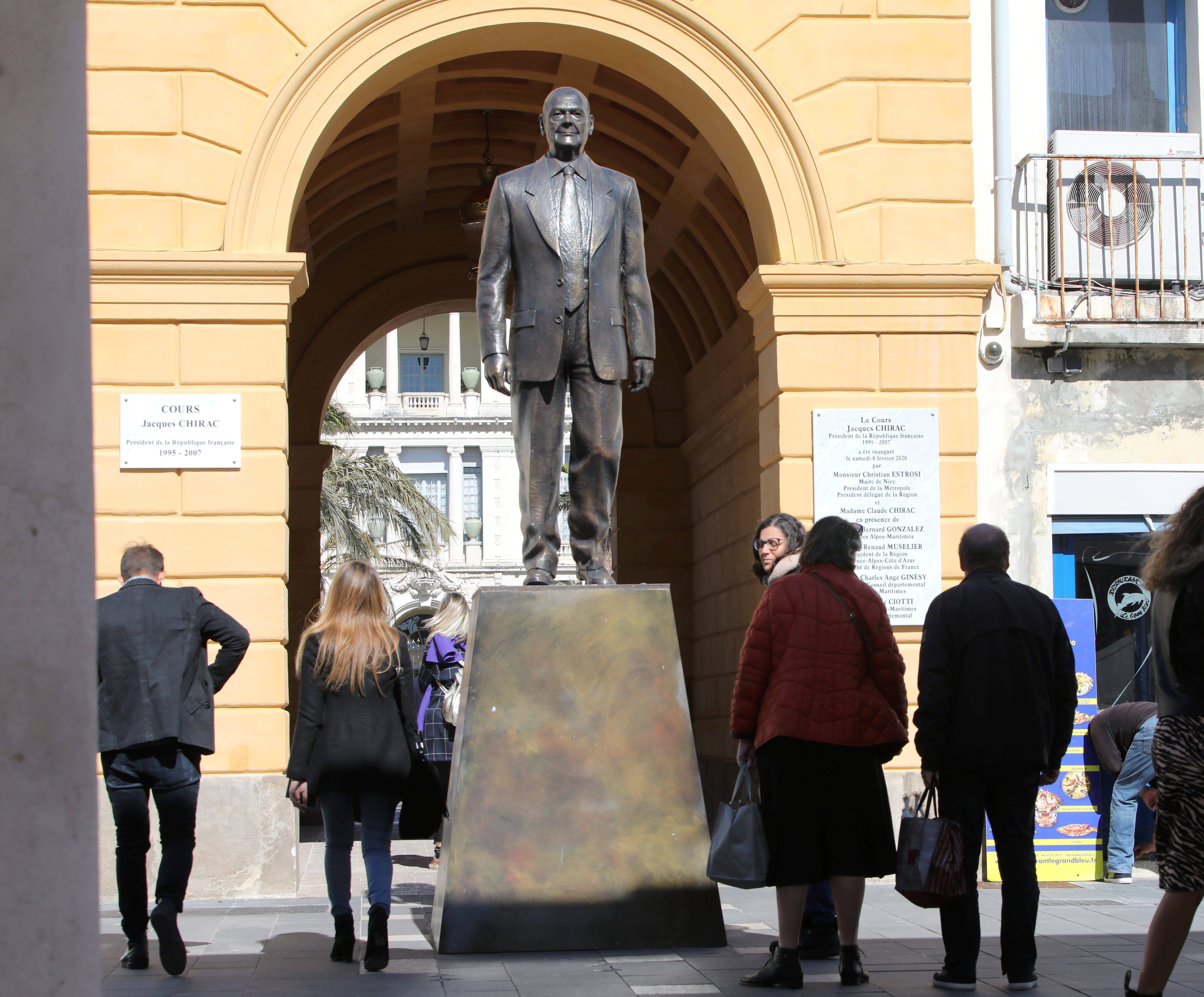 La statue de Chirac une nouvelle fois vandalisée à Nice