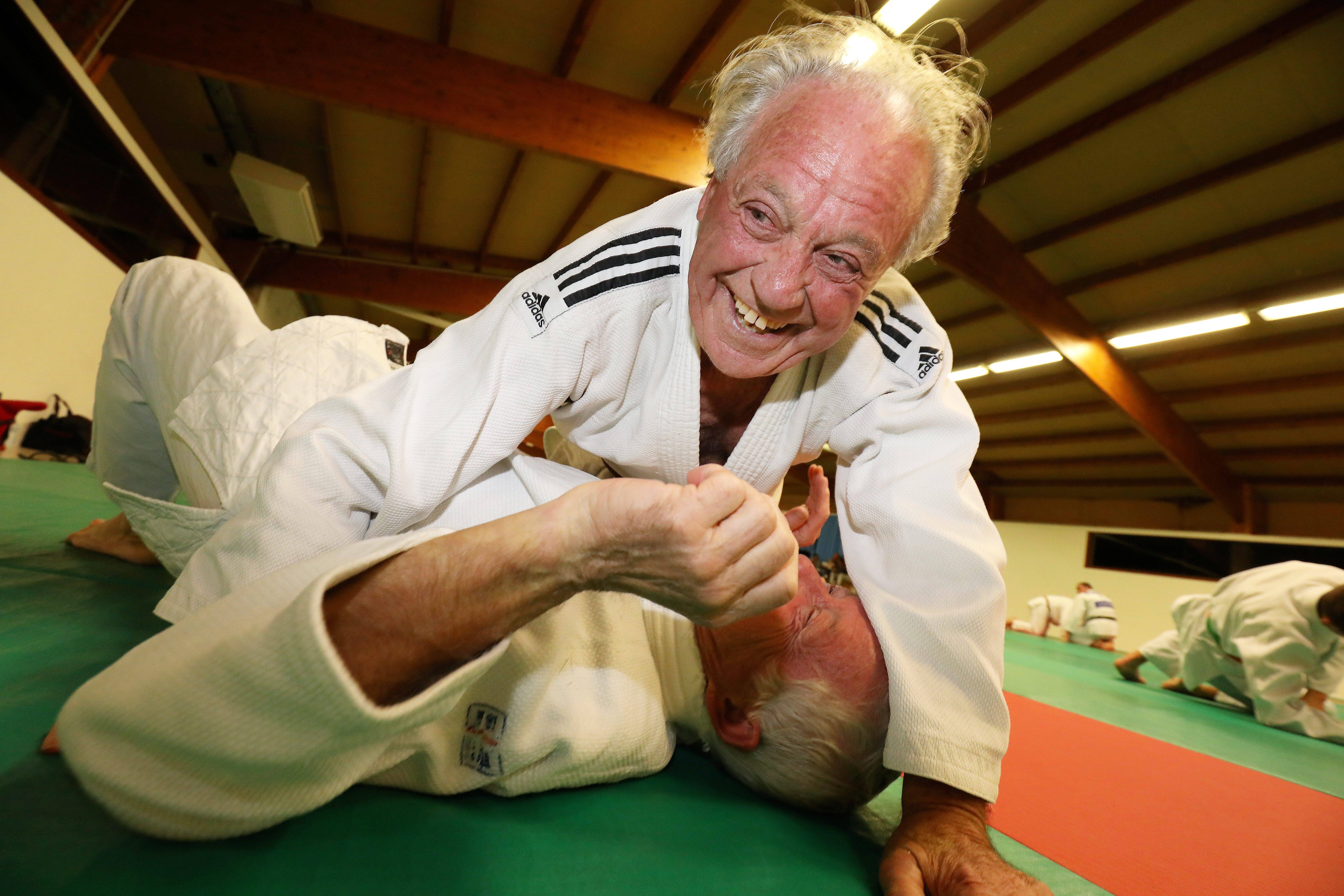 "Si je disais tout ce que je fais, on ne me croirait pas": à 86 ans, ce Varois passe sa ceinture noire de judo