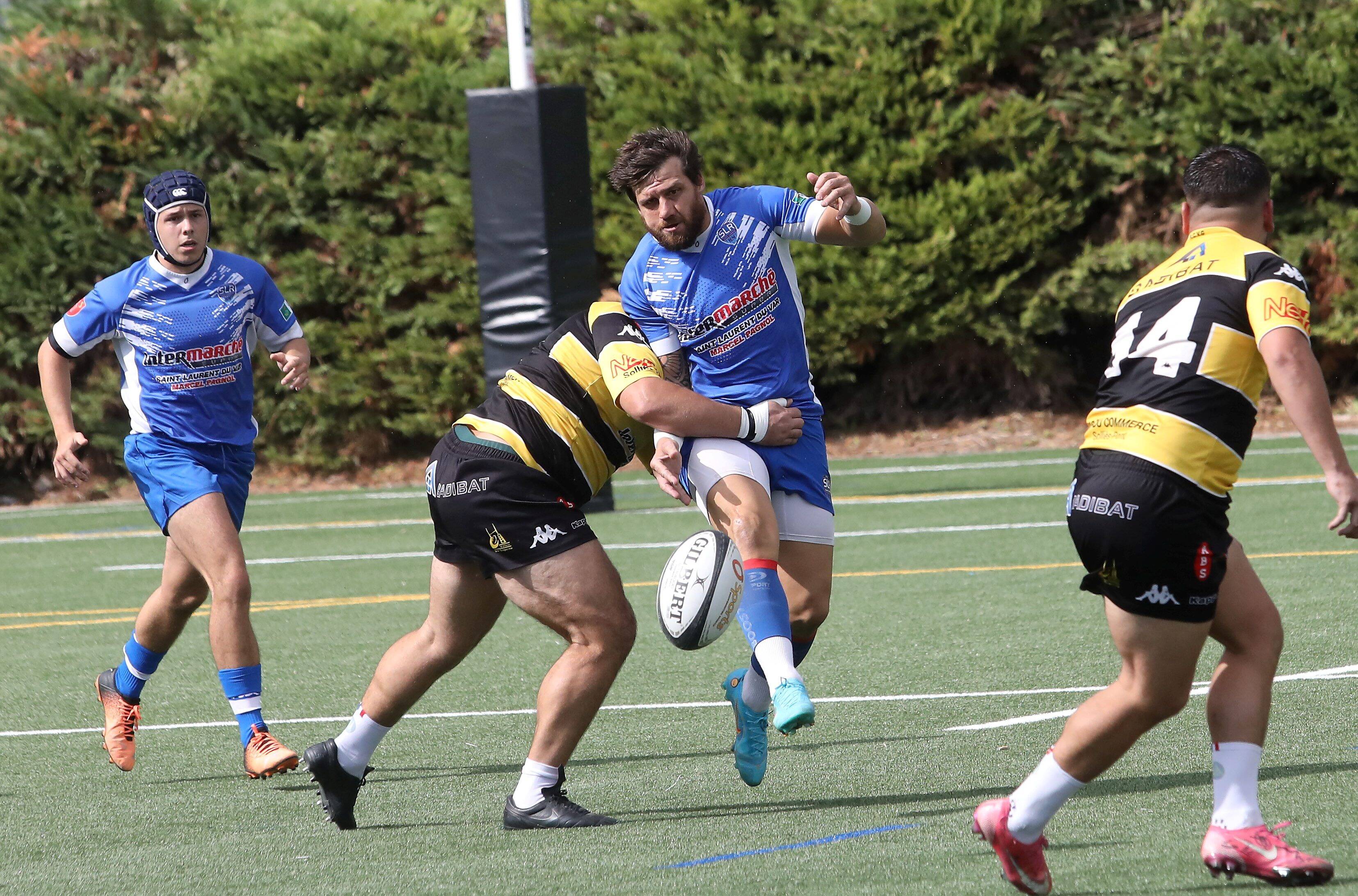 Stade des Iscles à Saint-Laurent-du-Var: une pelouse naturelle c'est mieux qu'une pelouse synthétique? L'opposition relance le débat