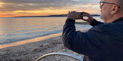 Tous les matins de l'année, il vient photographier les levers de soleil sur la mer