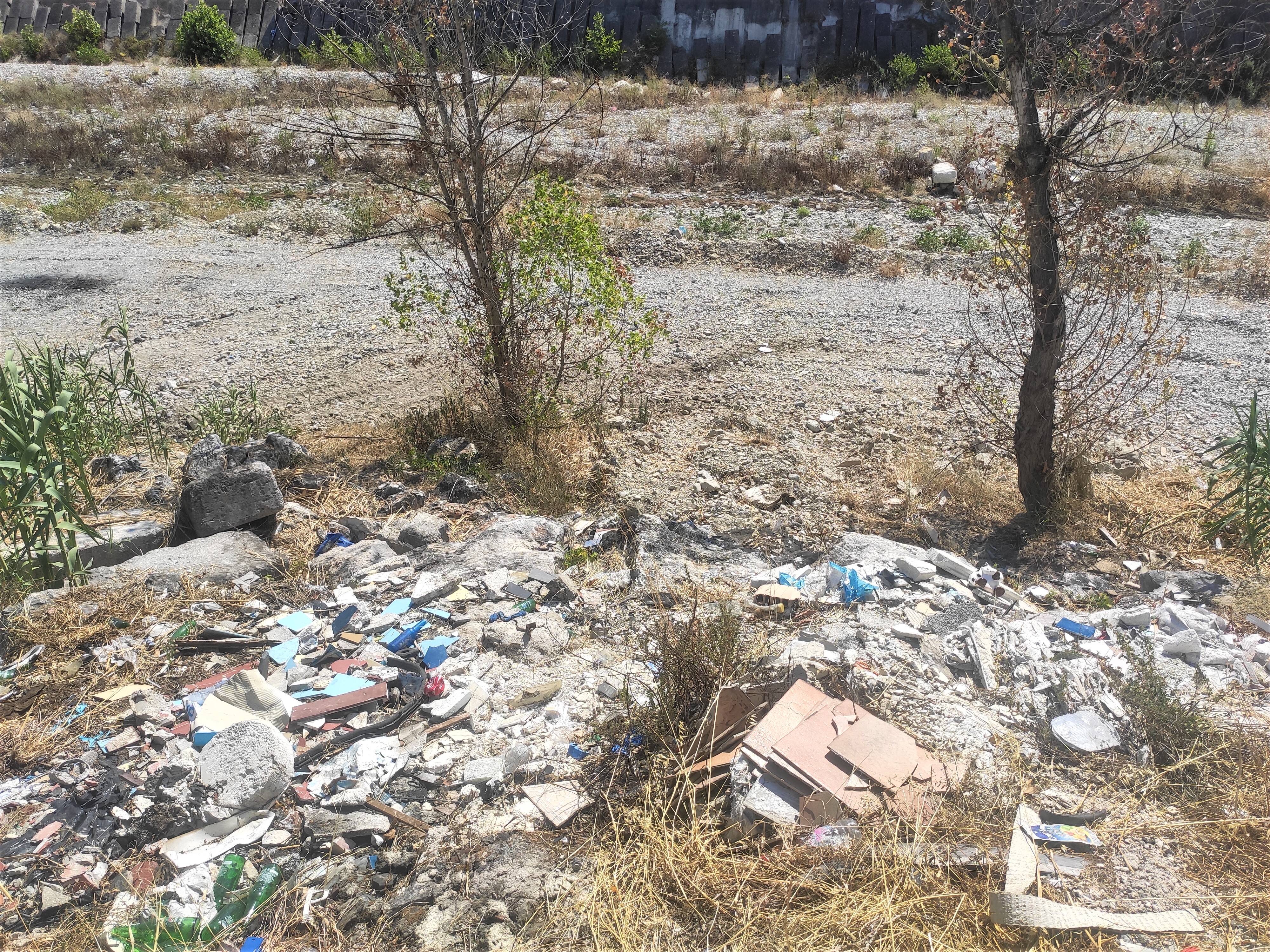 In the L’Ariane district of Nice, the banks of the Paillon continue to be dirty