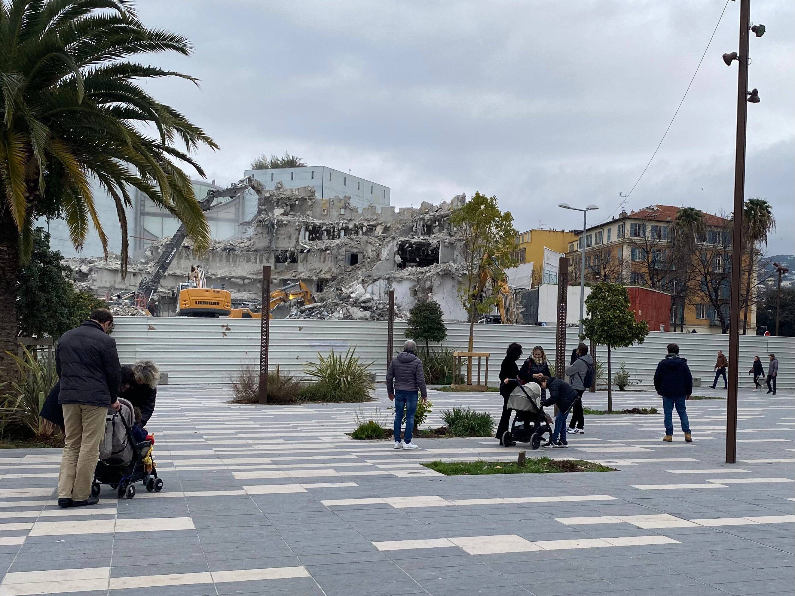 "C'est impressionnant de voir cette machine grignoter les murs": face à ce qu'il reste du TNN, les passants entre curiosité, nostalgie et amertume