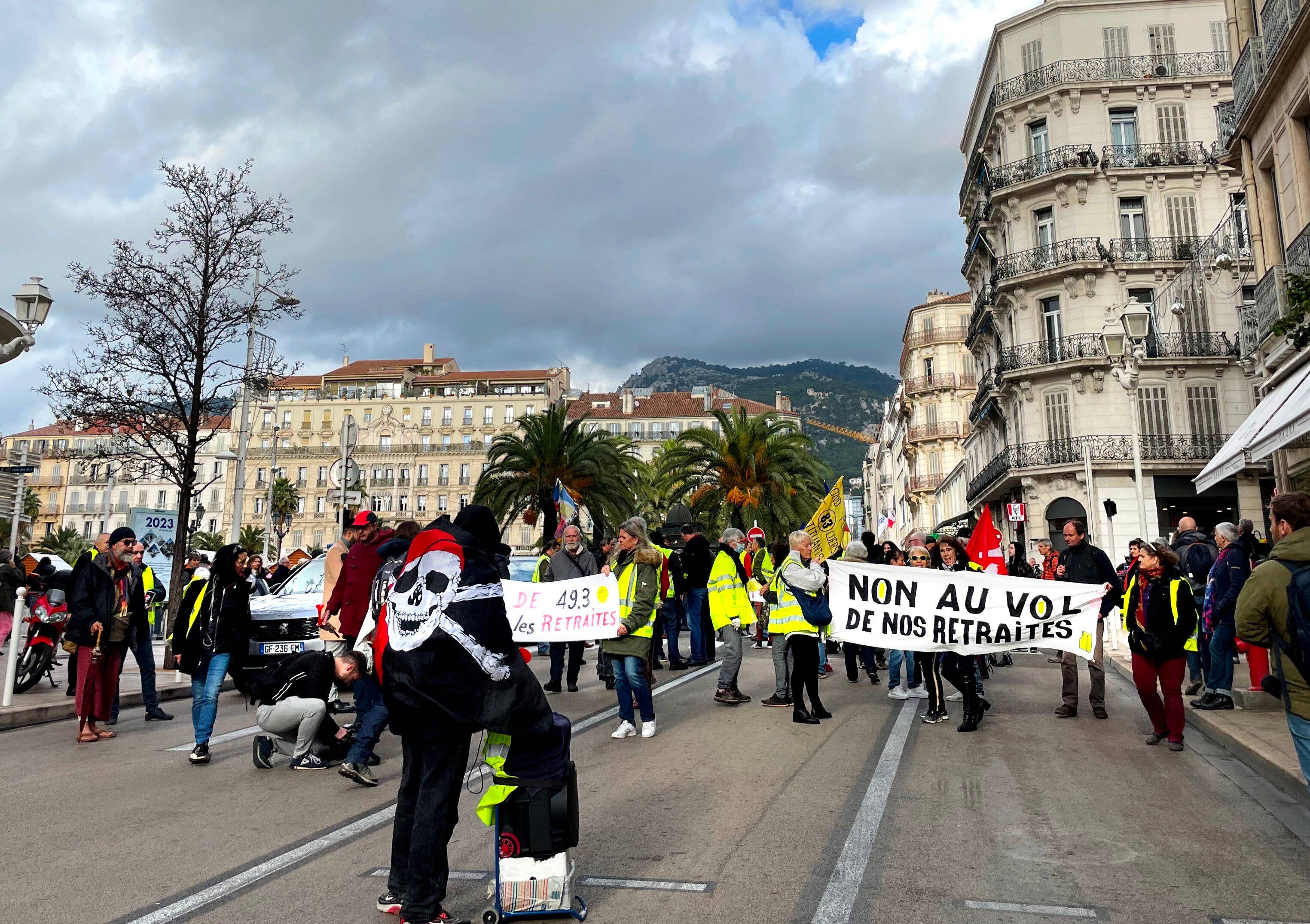 Entre discours anti-macroniste et propos négationnistes, les "gilets jaunes" de retour à Toulon