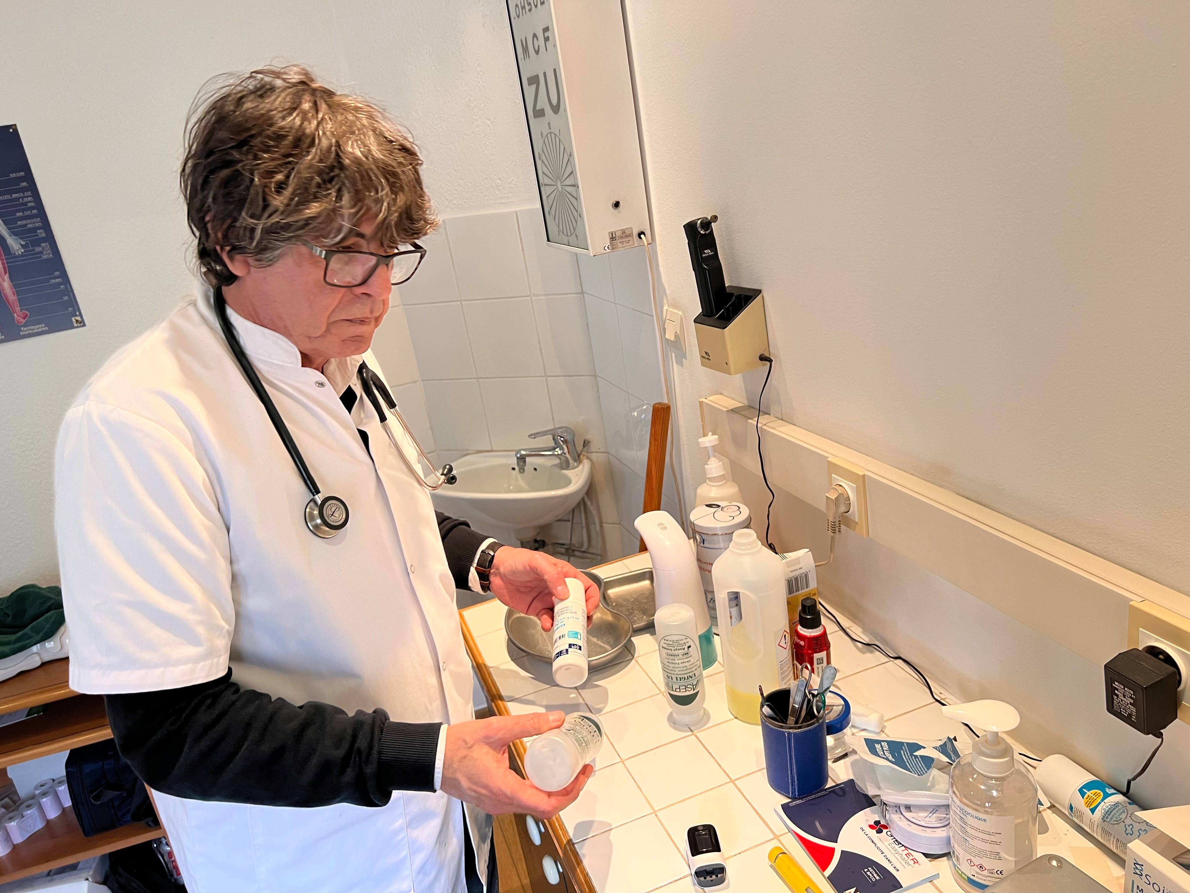 "Je ne réalise pas bien": après des décennies à soigner, le docteur de ce village varois range la blouse