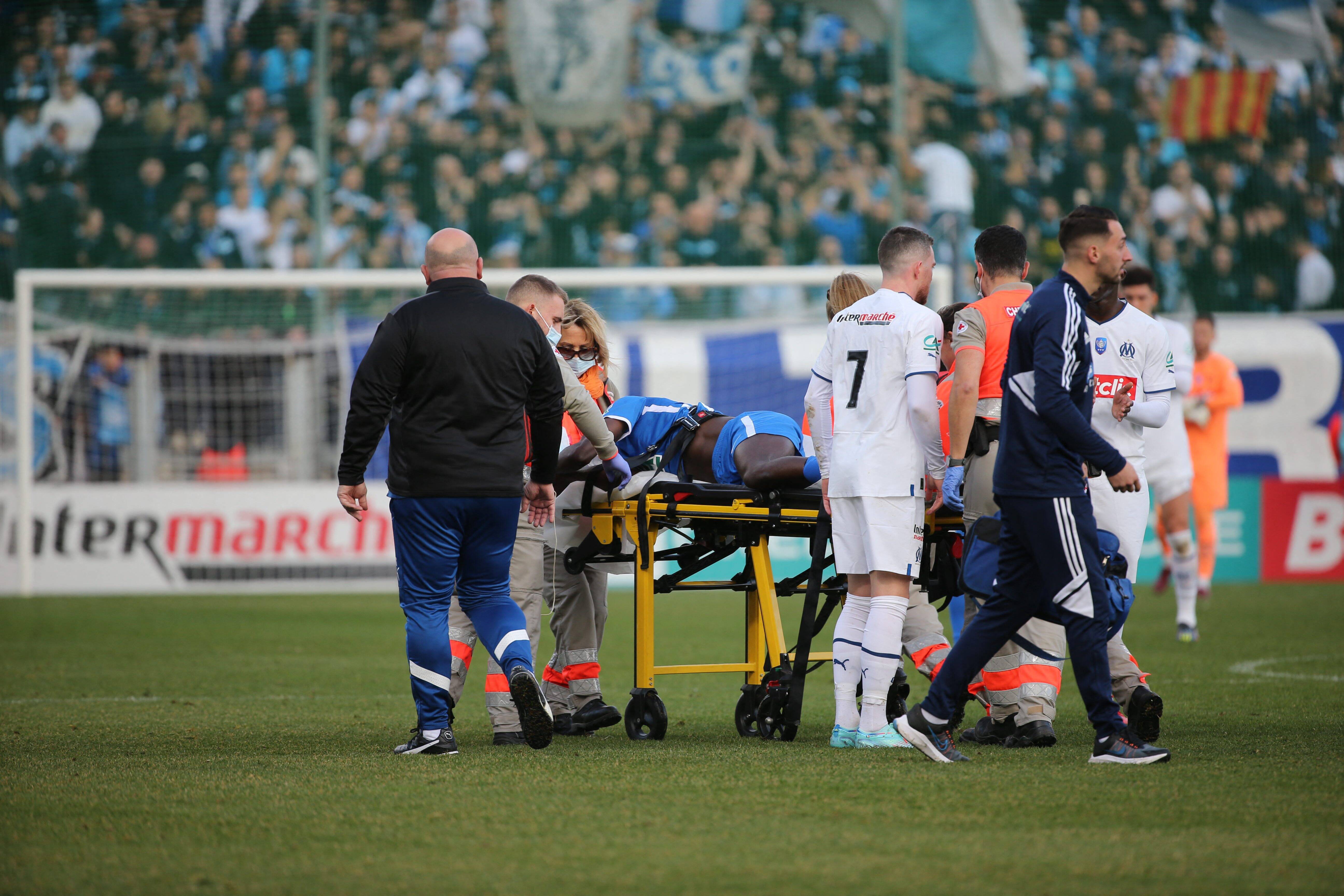 Foot: le Marseillais Eric Bailly a rendu visite au Hyérois Almike Moussa N'Diaye à l'hôpital